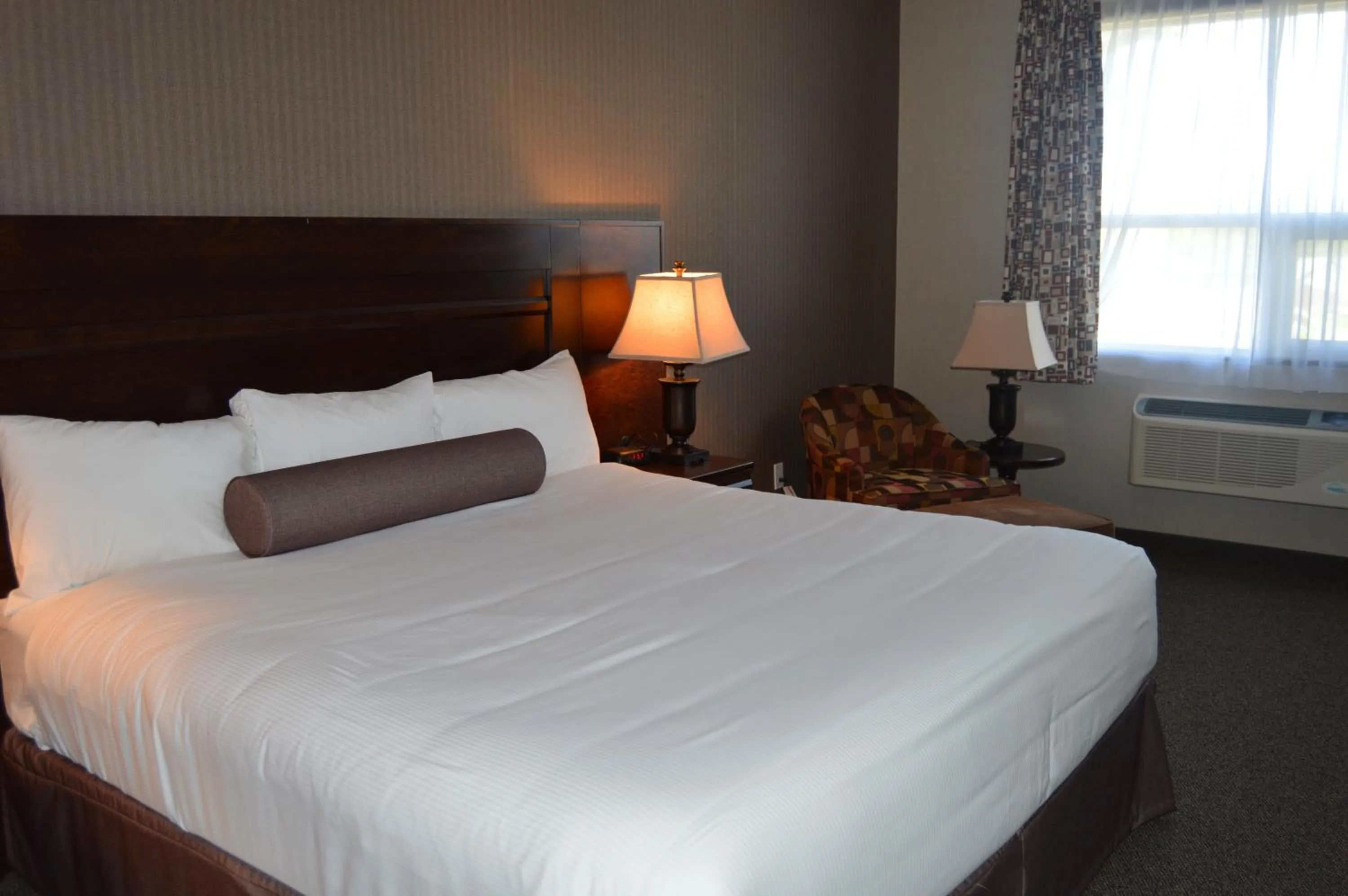 Photo of the whole room, Bed in Cobble Creek Lodge