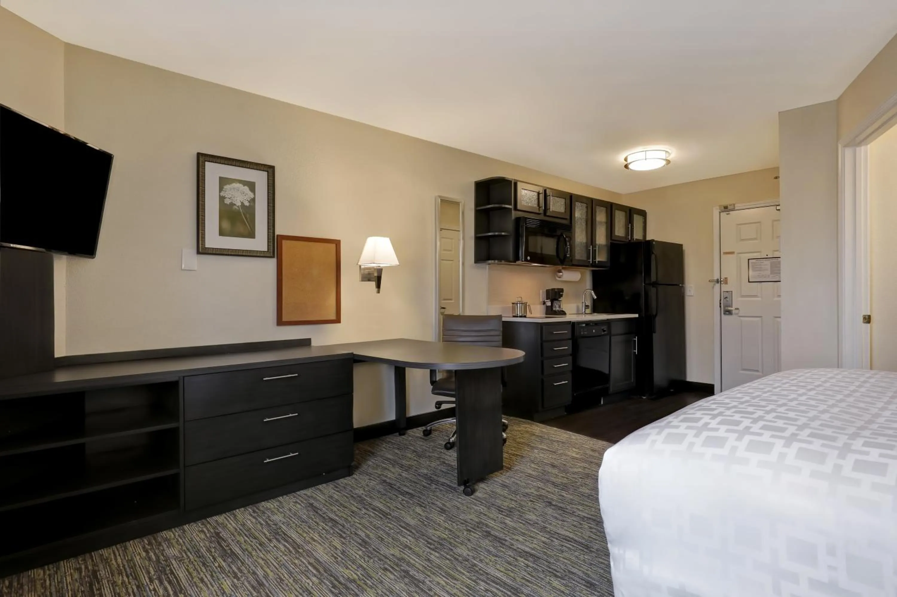Photo of the whole room, Bed in Candlewood Suites Indianapolis - South by IHG