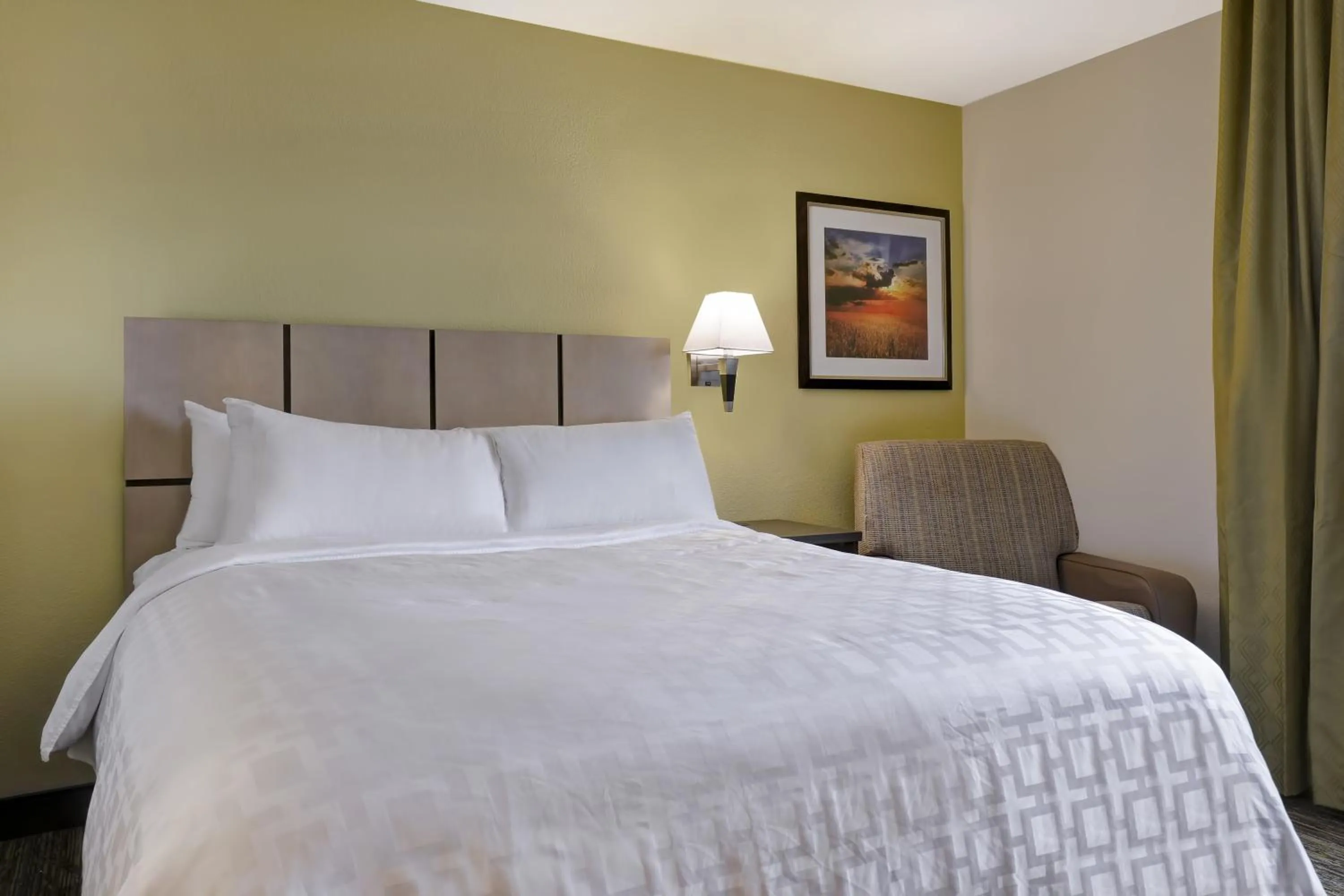 Photo of the whole room, Bed in Candlewood Suites Indianapolis - South by IHG