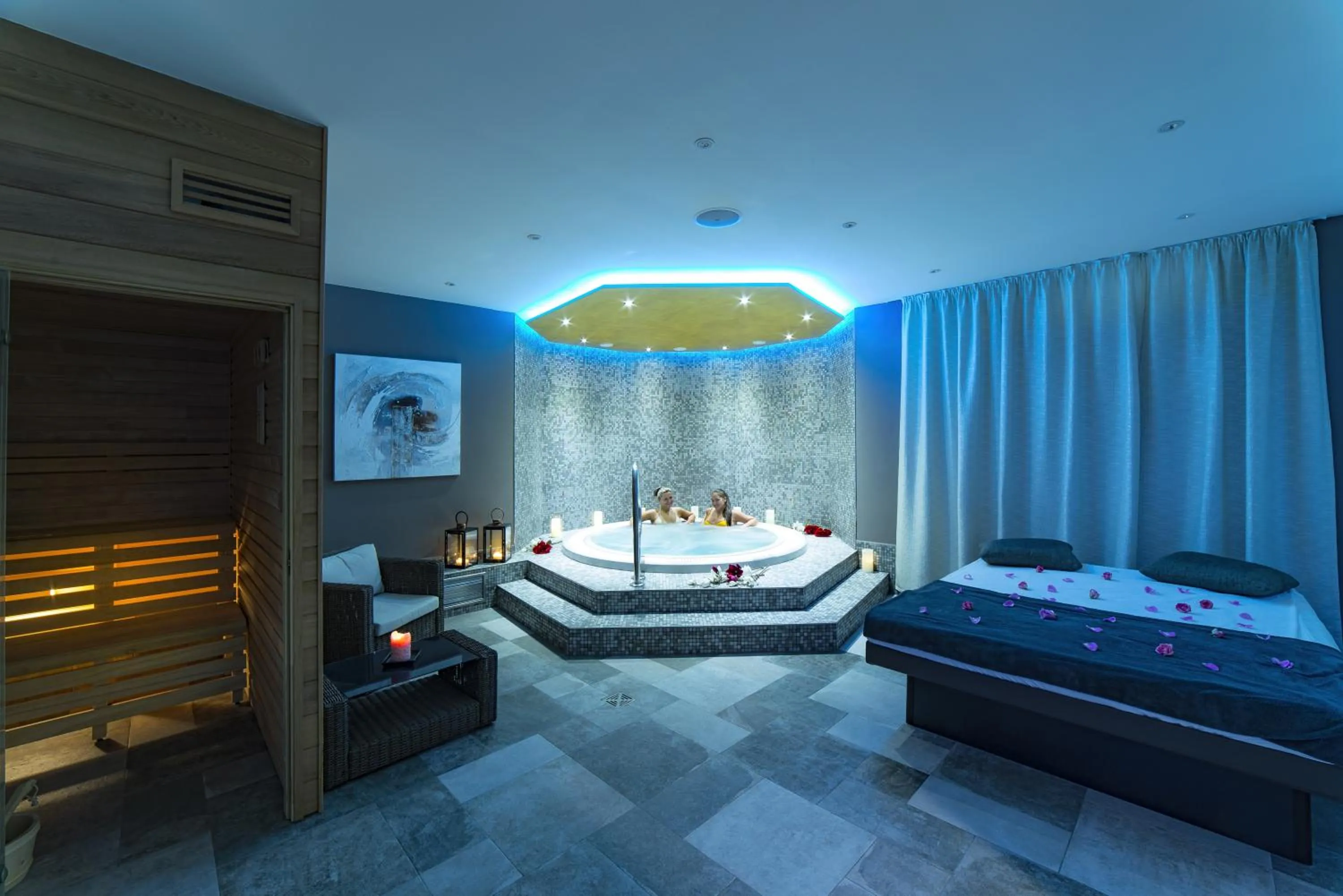 Hot Tub, Bed in Wellness & Spa hotel Villa Regenhart
