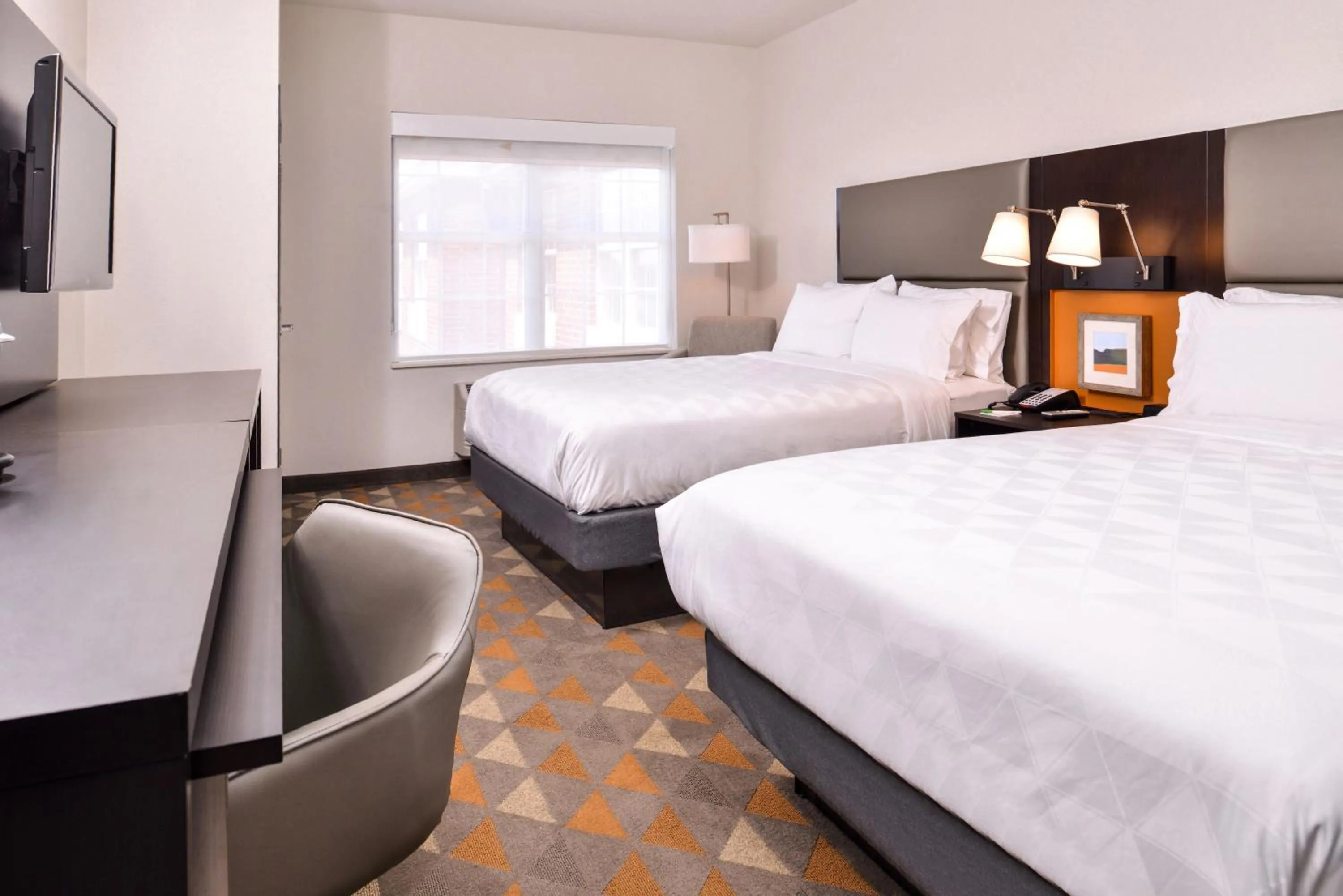Photo of the whole room, Bed in Holiday Inn and Suites Addison by IHG