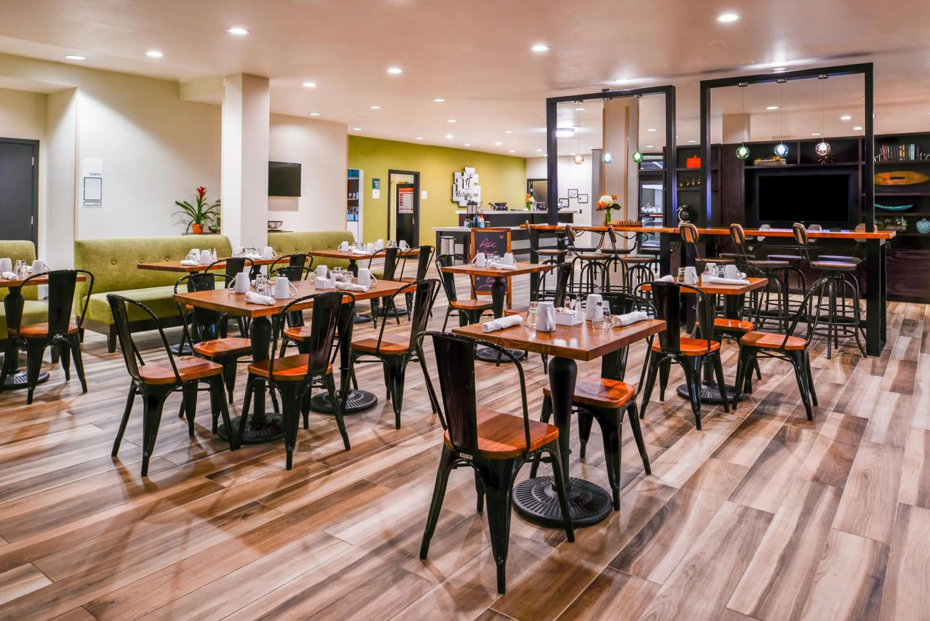 Restaurant/places to eat in Holiday Inn and Suites Addison by IHG