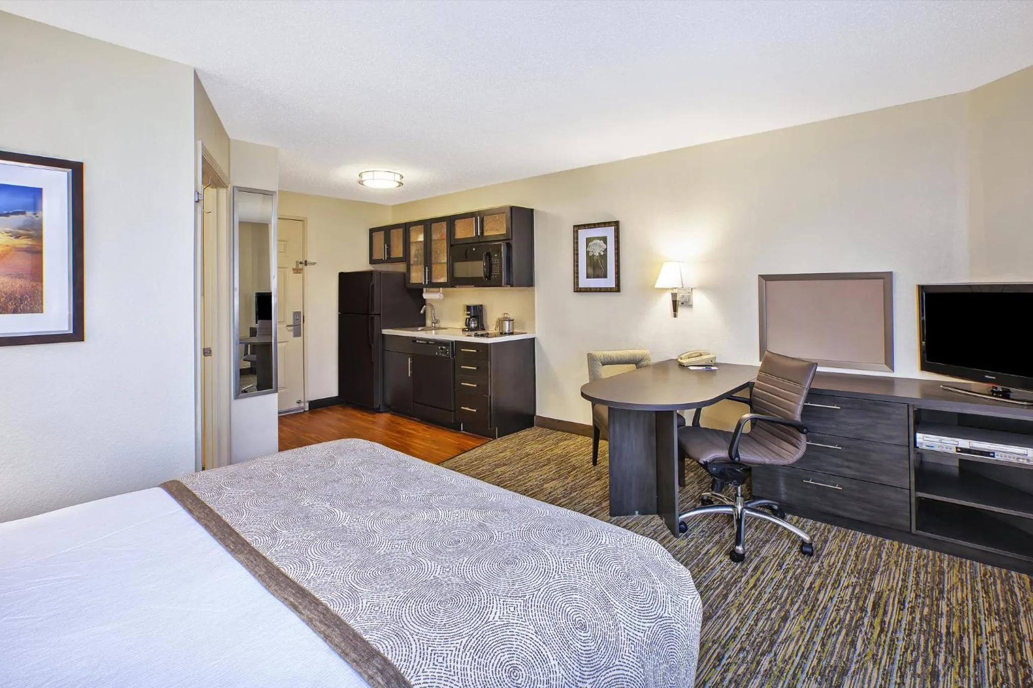 Photo of the whole room, Bed in Candlewood Suites Indianapolis Northeast by IHG