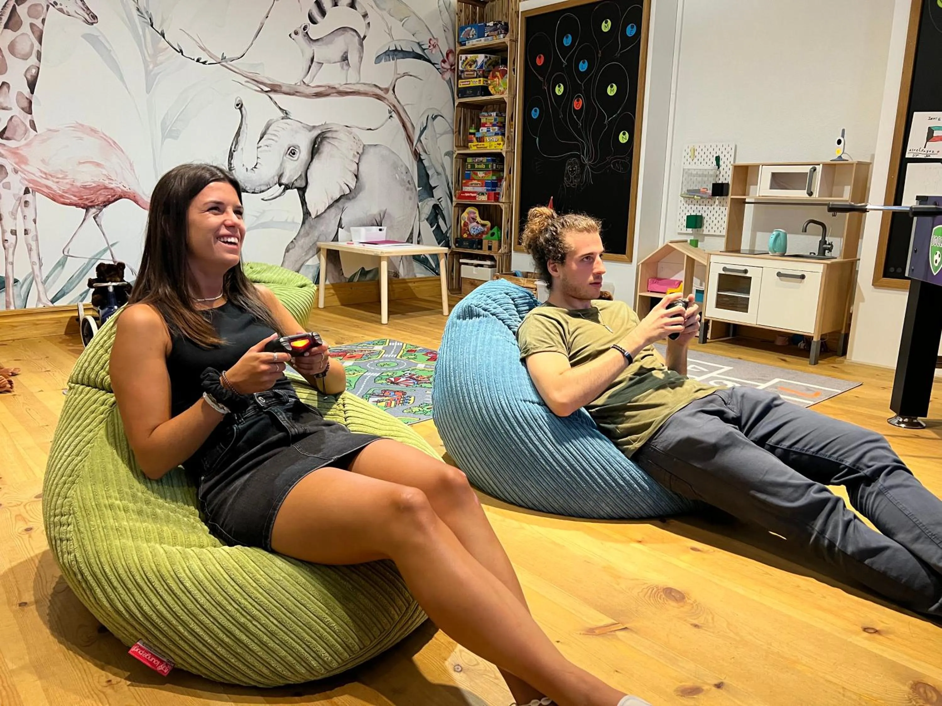 People in SPANNORT family home with common kitchen and self check-in