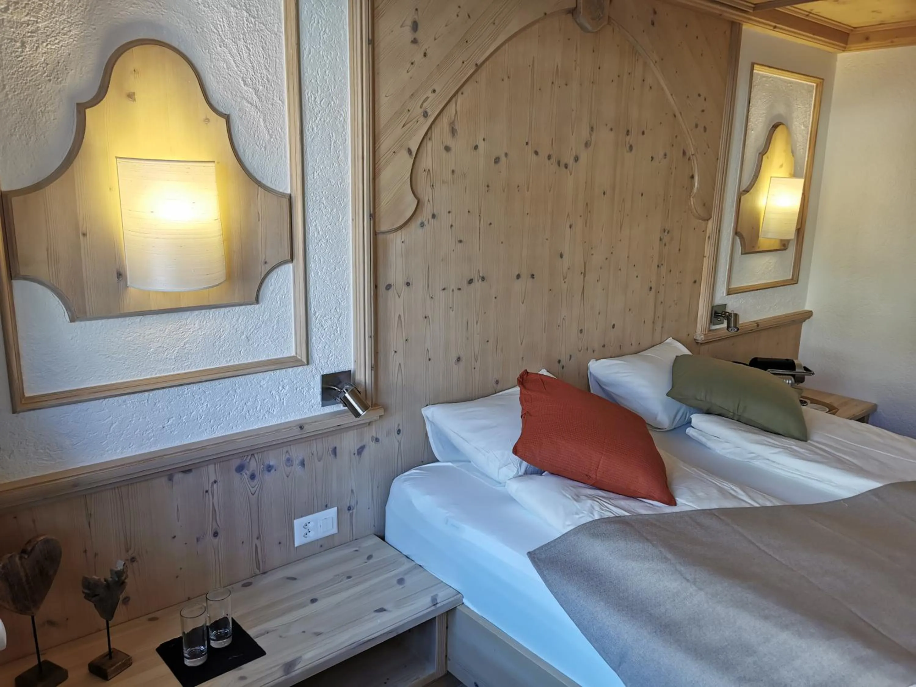 Photo of the whole room, Bed in SPANNORT family home with common kitchen and self check-in