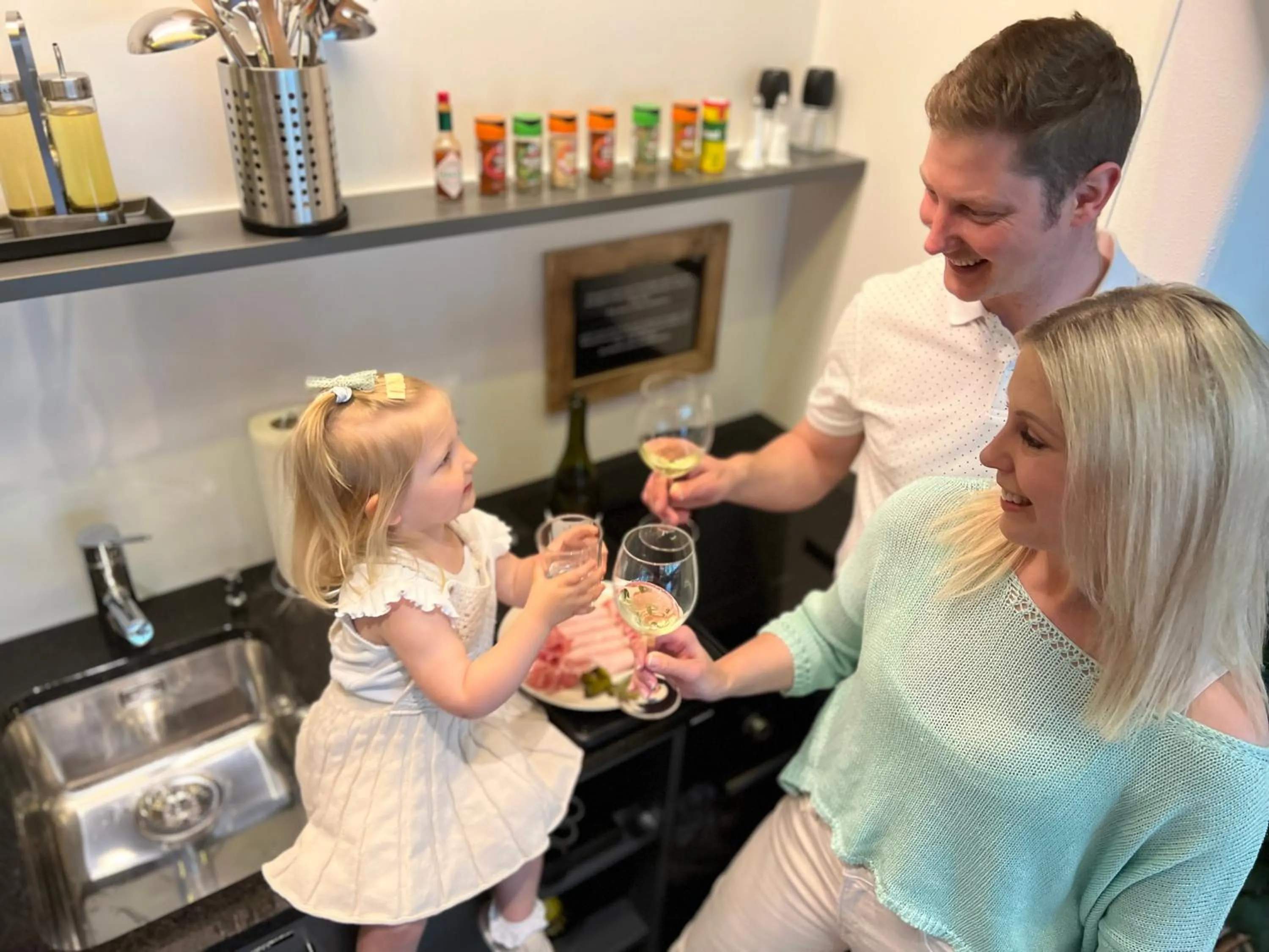Communal kitchen in SPANNORT family home with common kitchen and self check-in