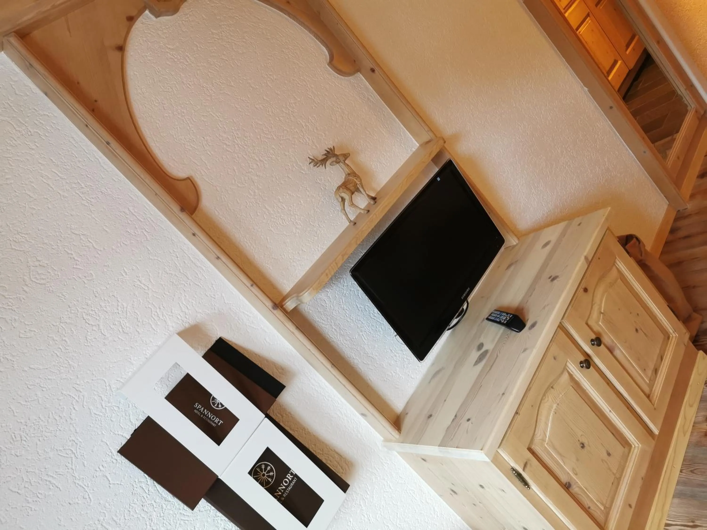 TV and multimedia in SPANNORT family home with common kitchen and self check-in