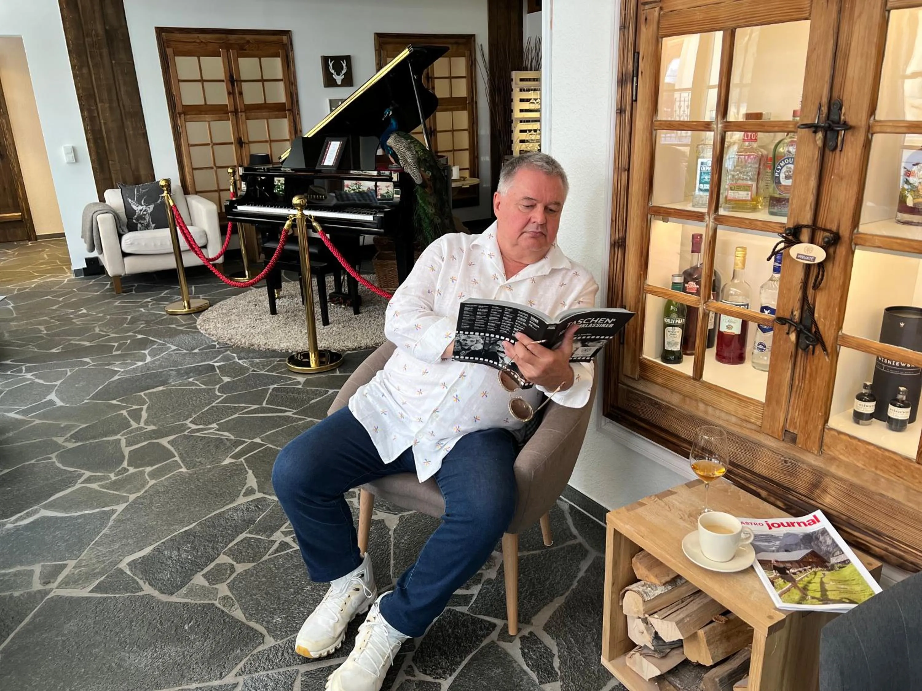 Lounge or bar in SPANNORT family home with common kitchen and self check-in