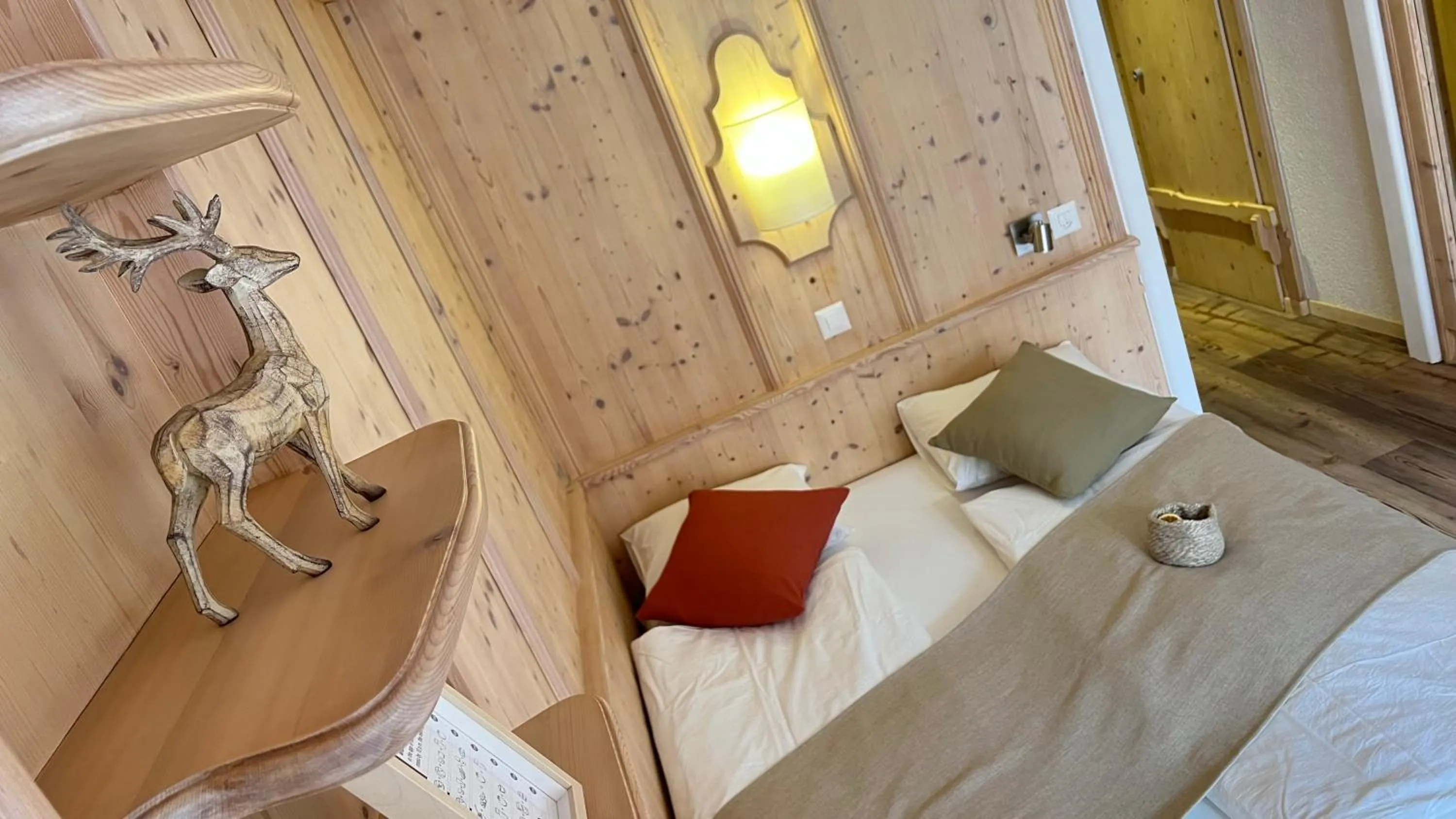 Photo of the whole room, Bed in SPANNORT family home with common kitchen and self check-in