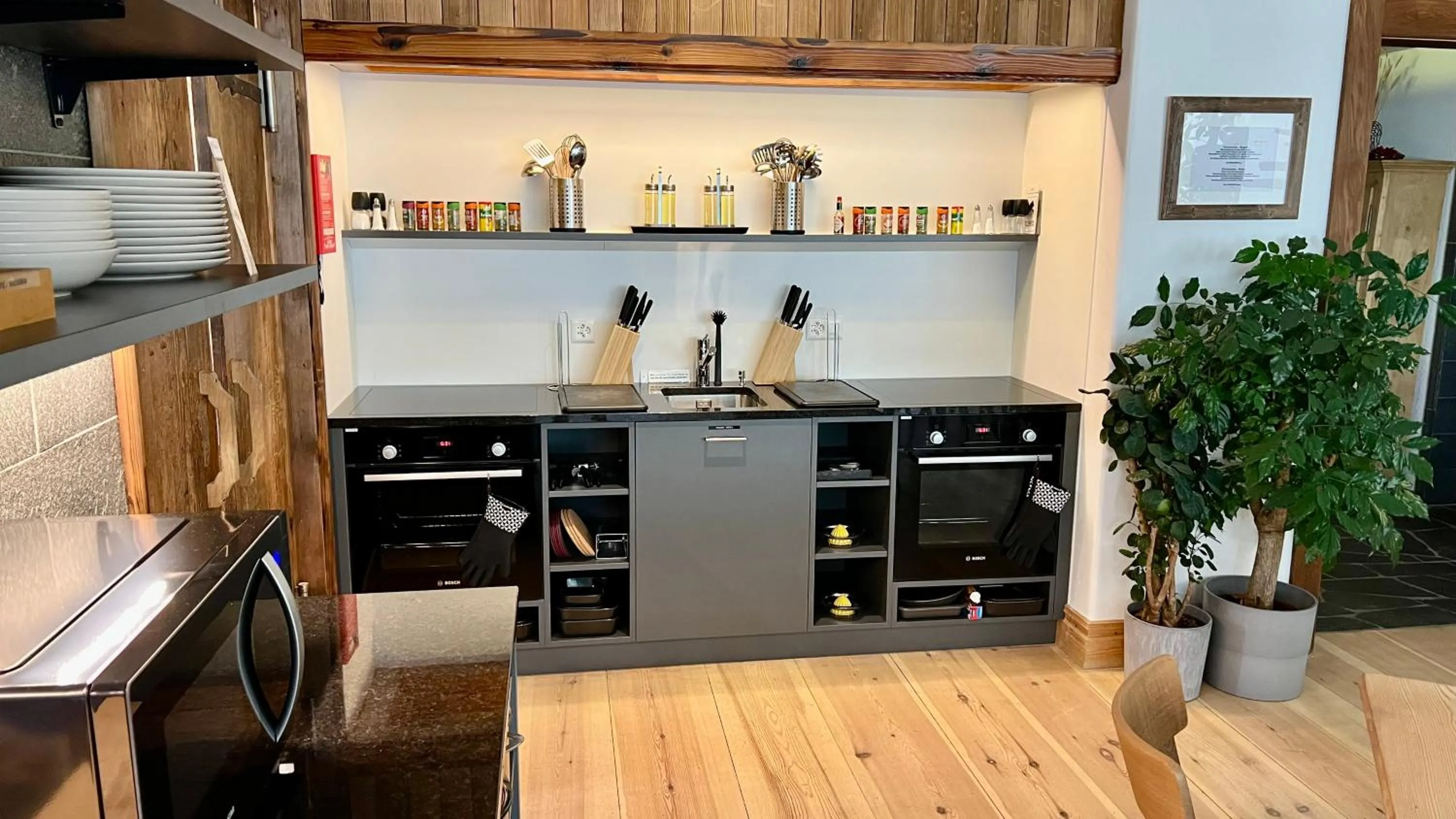 Communal kitchen in SPANNORT family home with common kitchen and self check-in