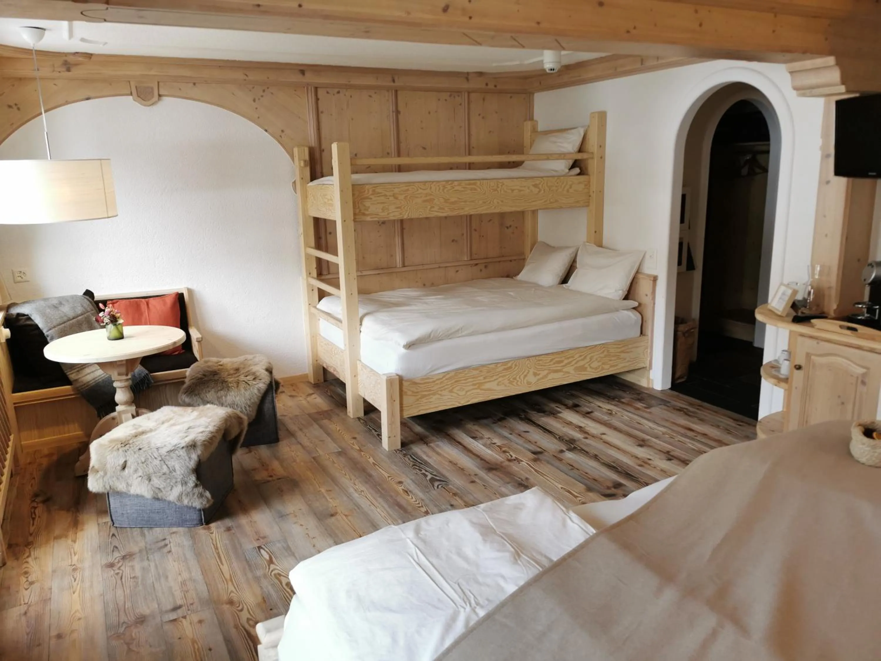 Photo of the whole room, Bed in SPANNORT family home with common kitchen and self check-in