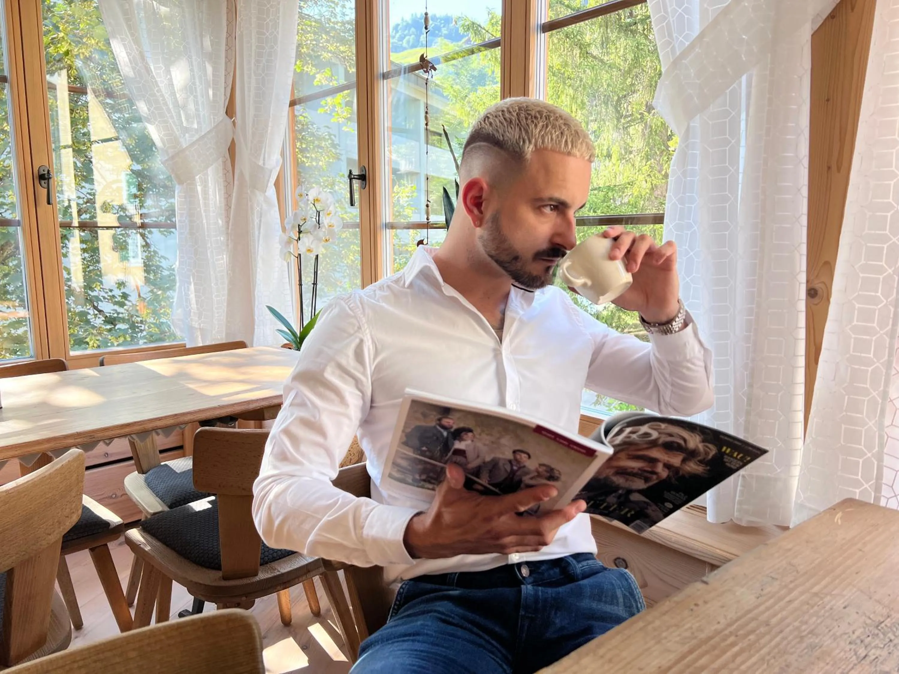People in SPANNORT family home with common kitchen and self check-in