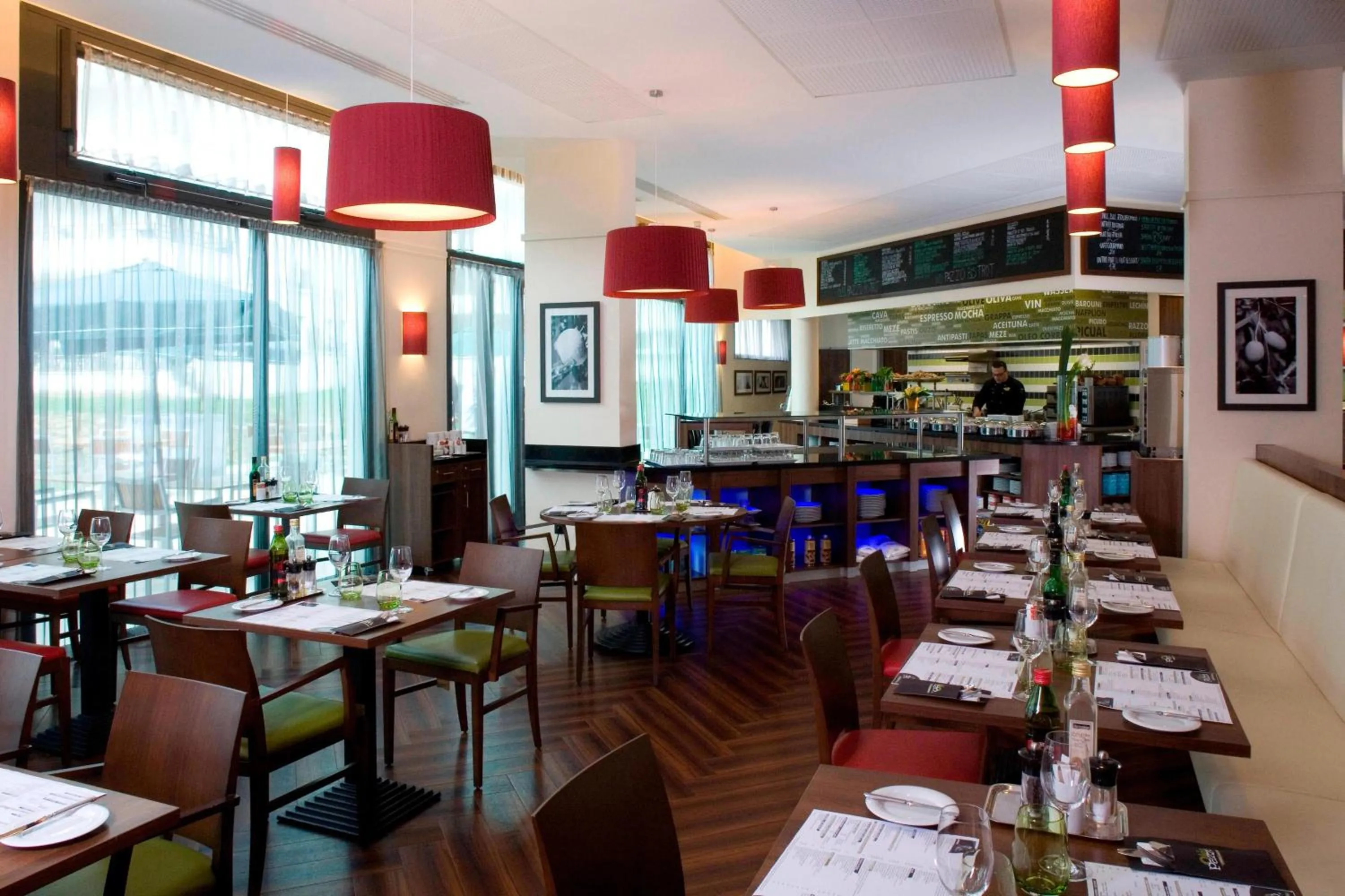 Restaurant/places to eat in Courtyard by Marriott Paris Saint Denis