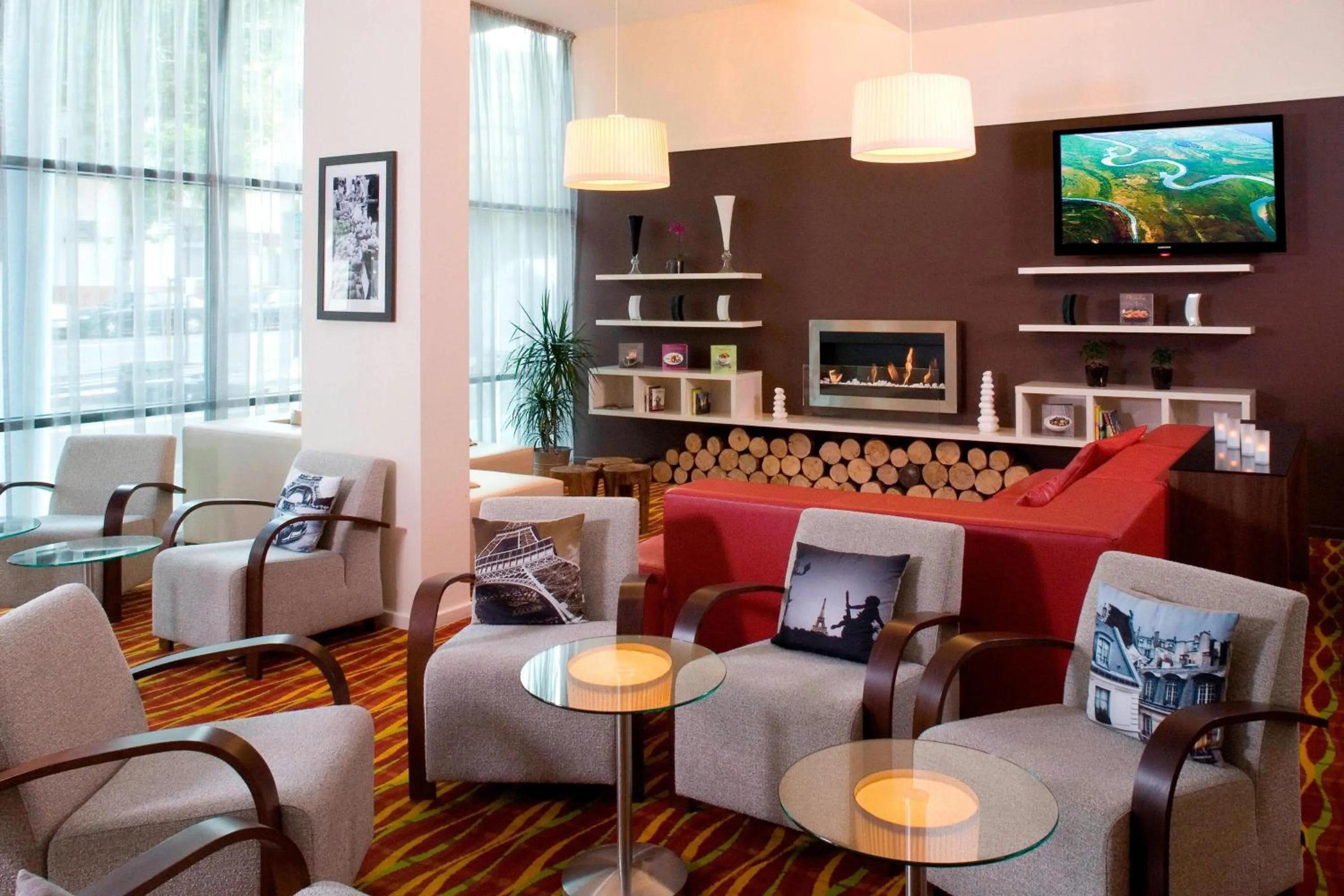 Lounge or bar in Courtyard by Marriott Paris Saint Denis