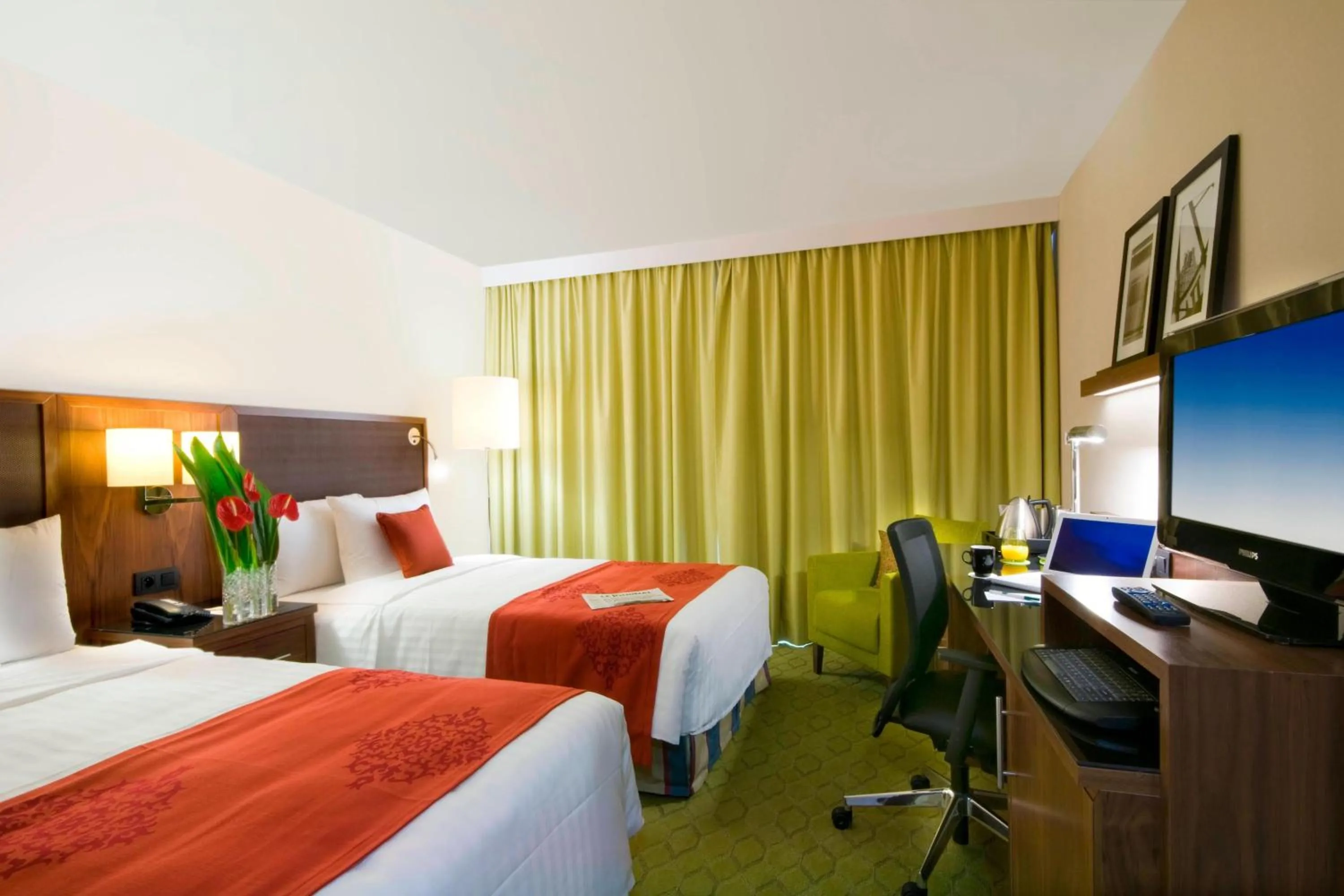Bedroom, Bed in Courtyard by Marriott Paris Saint Denis