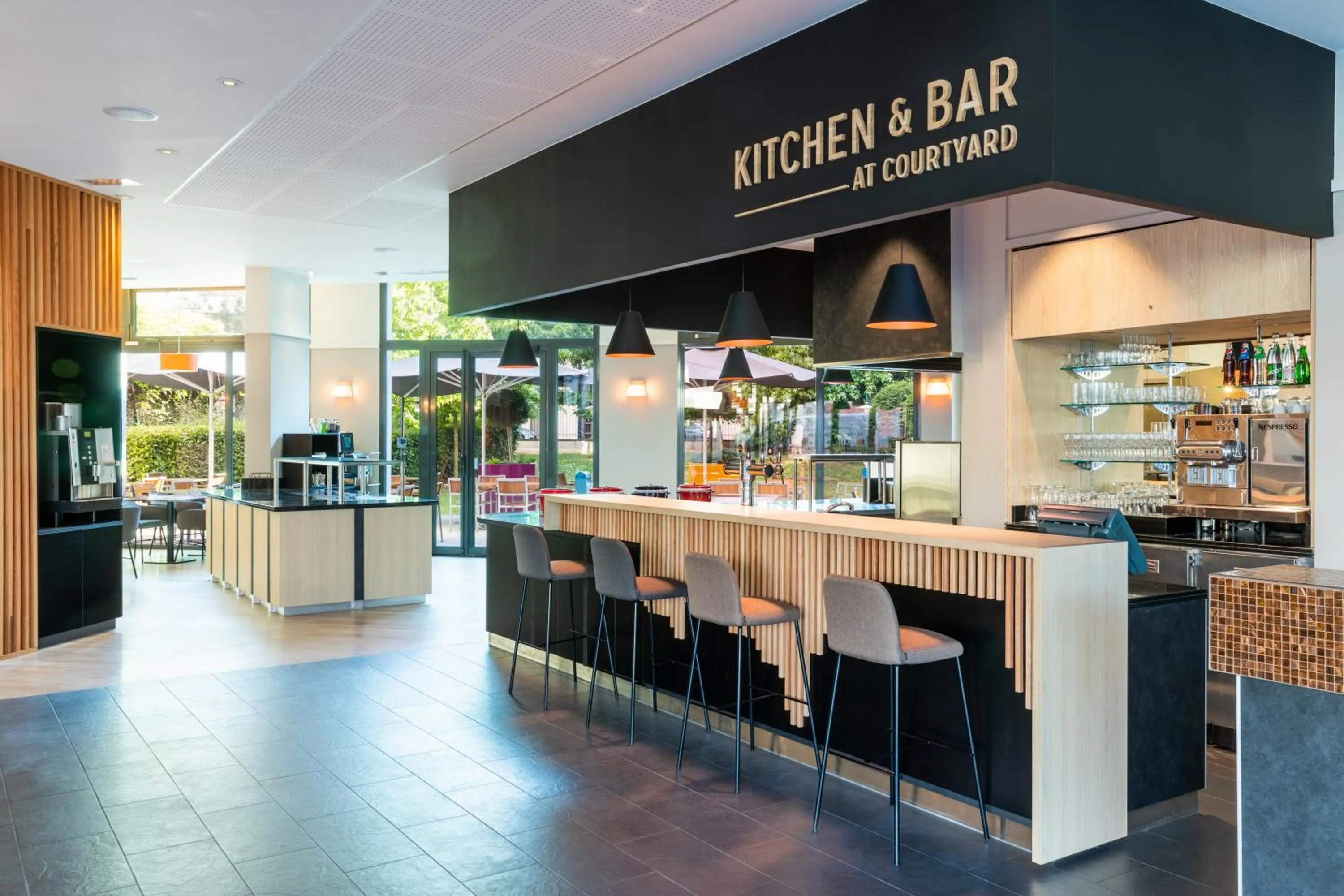 Lounge or bar in Courtyard by Marriott Paris Saint Denis
