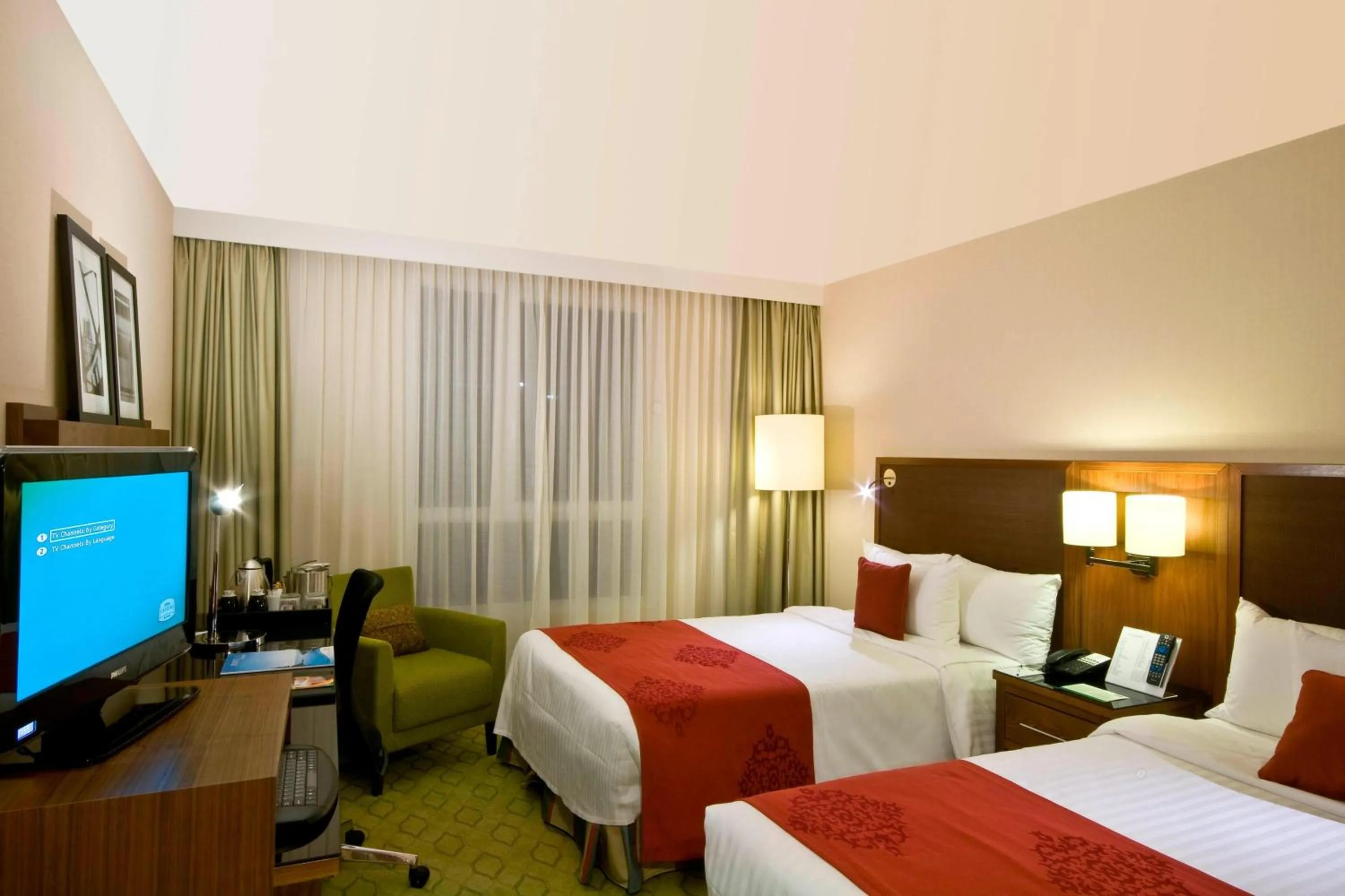 Photo of the whole room, Bed in Courtyard by Marriott Paris Saint Denis