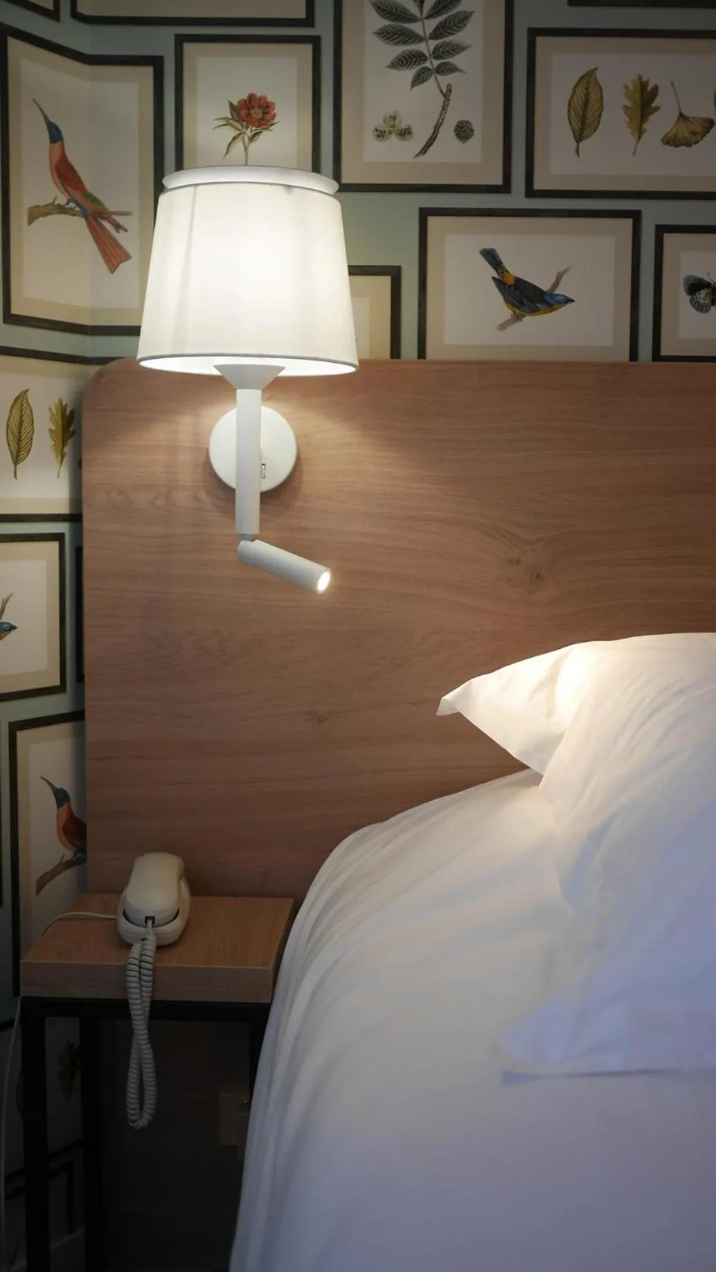 Bed in Logis Hôtel & Restaurant - Le Saint-Louis