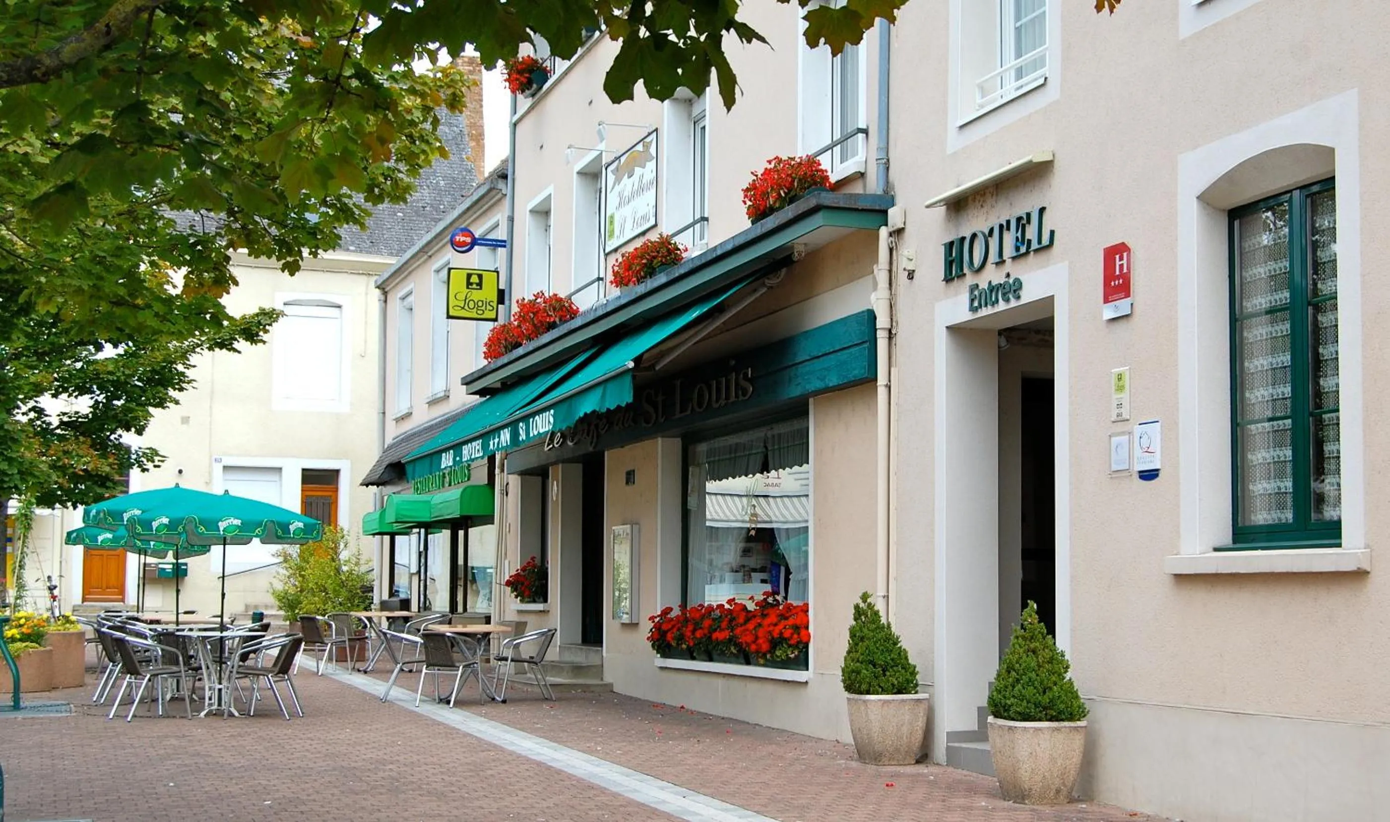 Facade/entrance in Logis Hôtel & Restaurant - Le Saint-Louis
