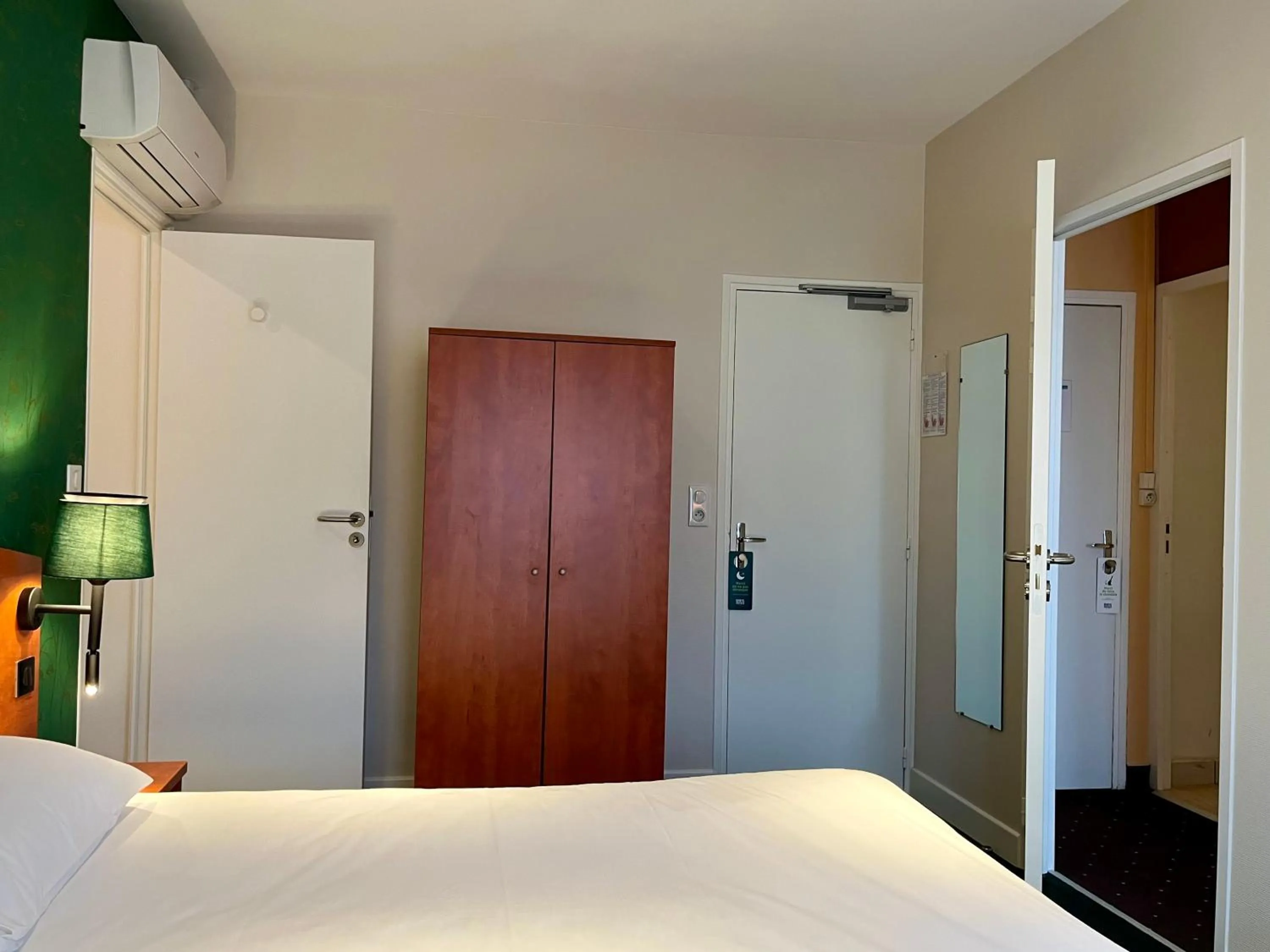 Bed in Logis Hôtel & Restaurant - Le Saint-Louis