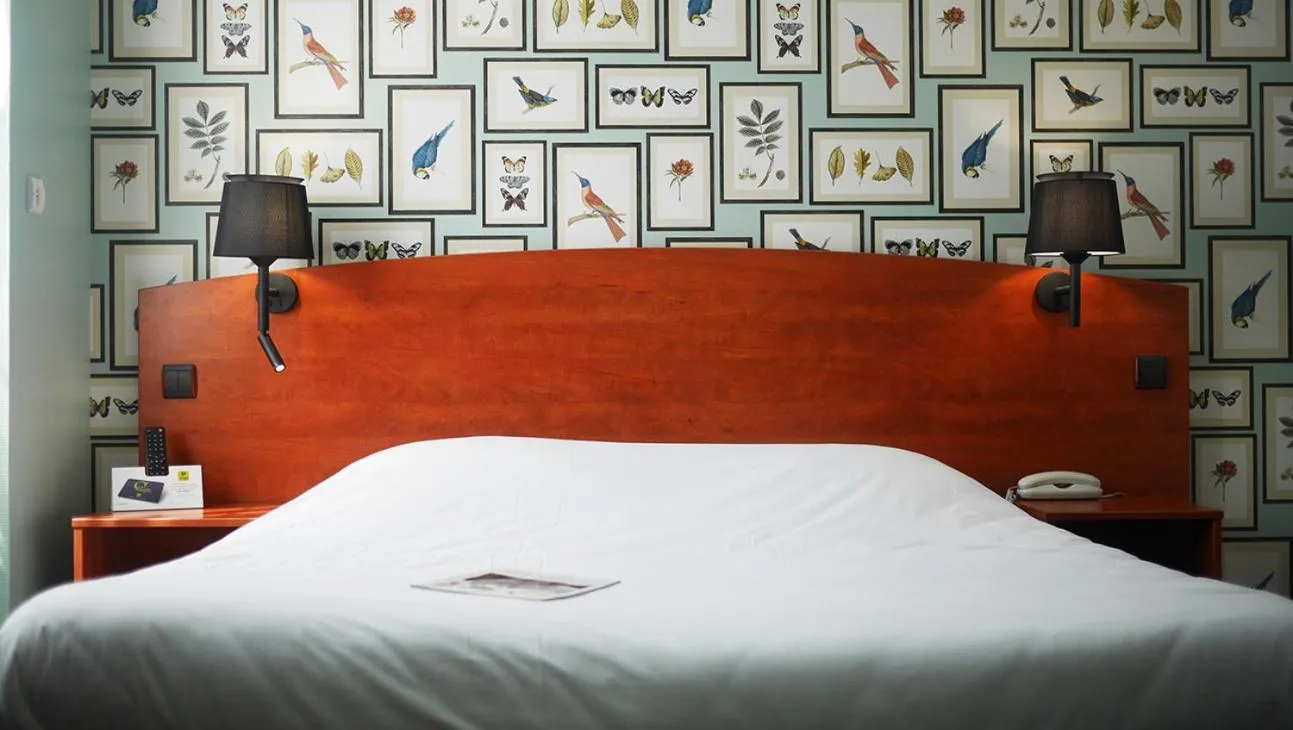 Bed in Logis Hôtel & Restaurant - Le Saint-Louis