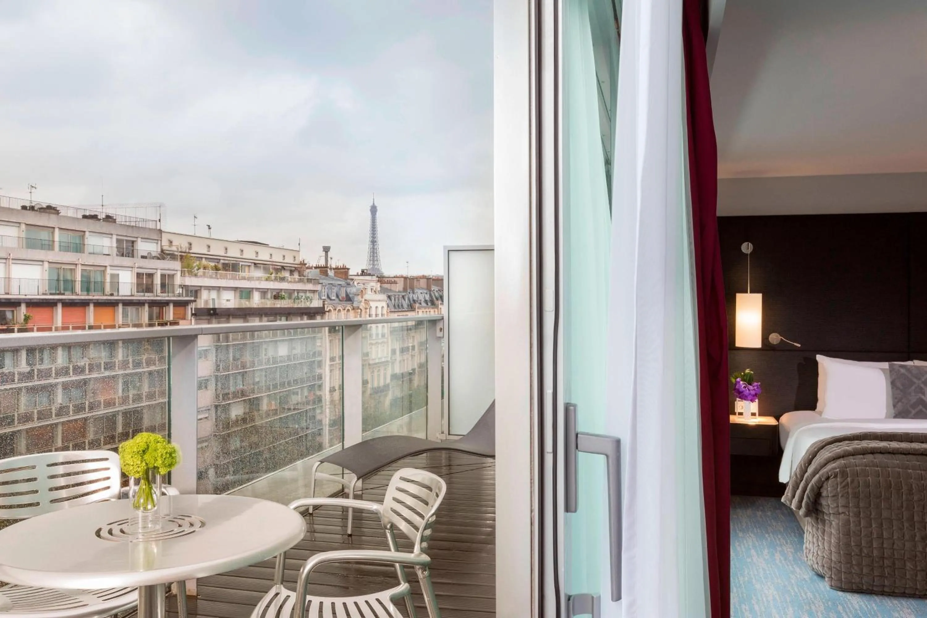 Photo of the whole room in Renaissance Paris Arc de Triomphe Hotel