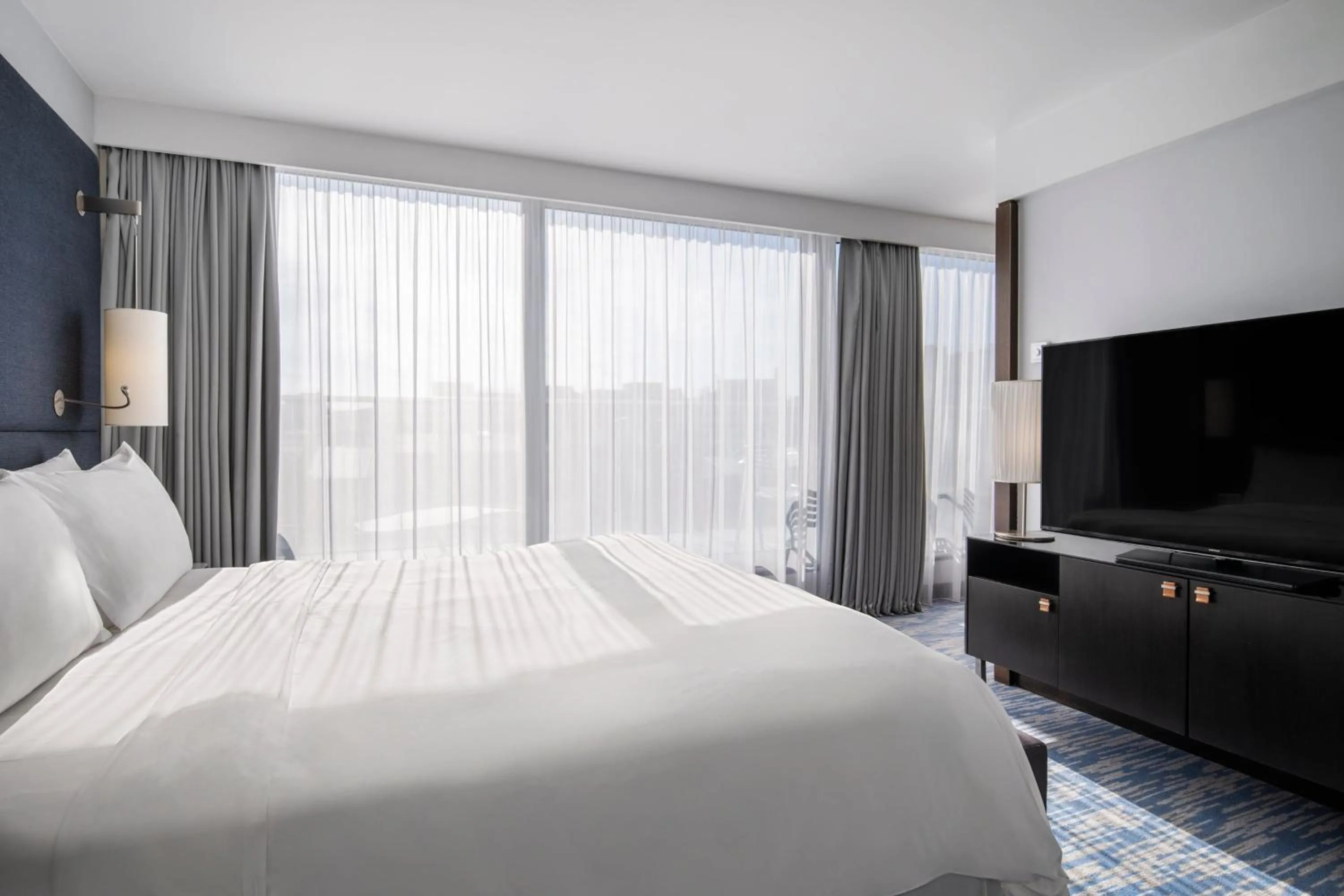 Photo of the whole room, Bed in Renaissance Paris Arc de Triomphe Hotel