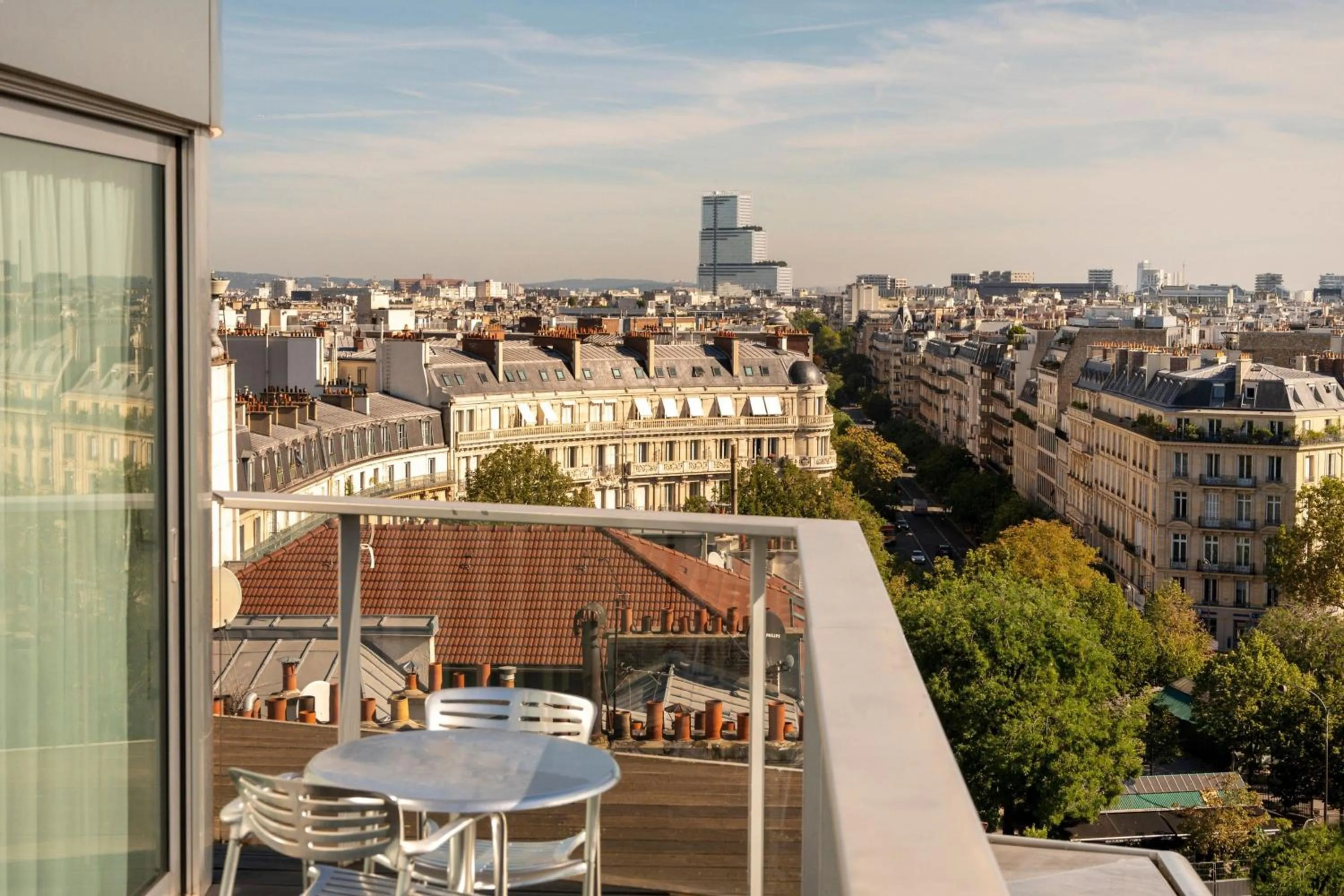 Photo of the whole room in Renaissance Paris Arc de Triomphe Hotel