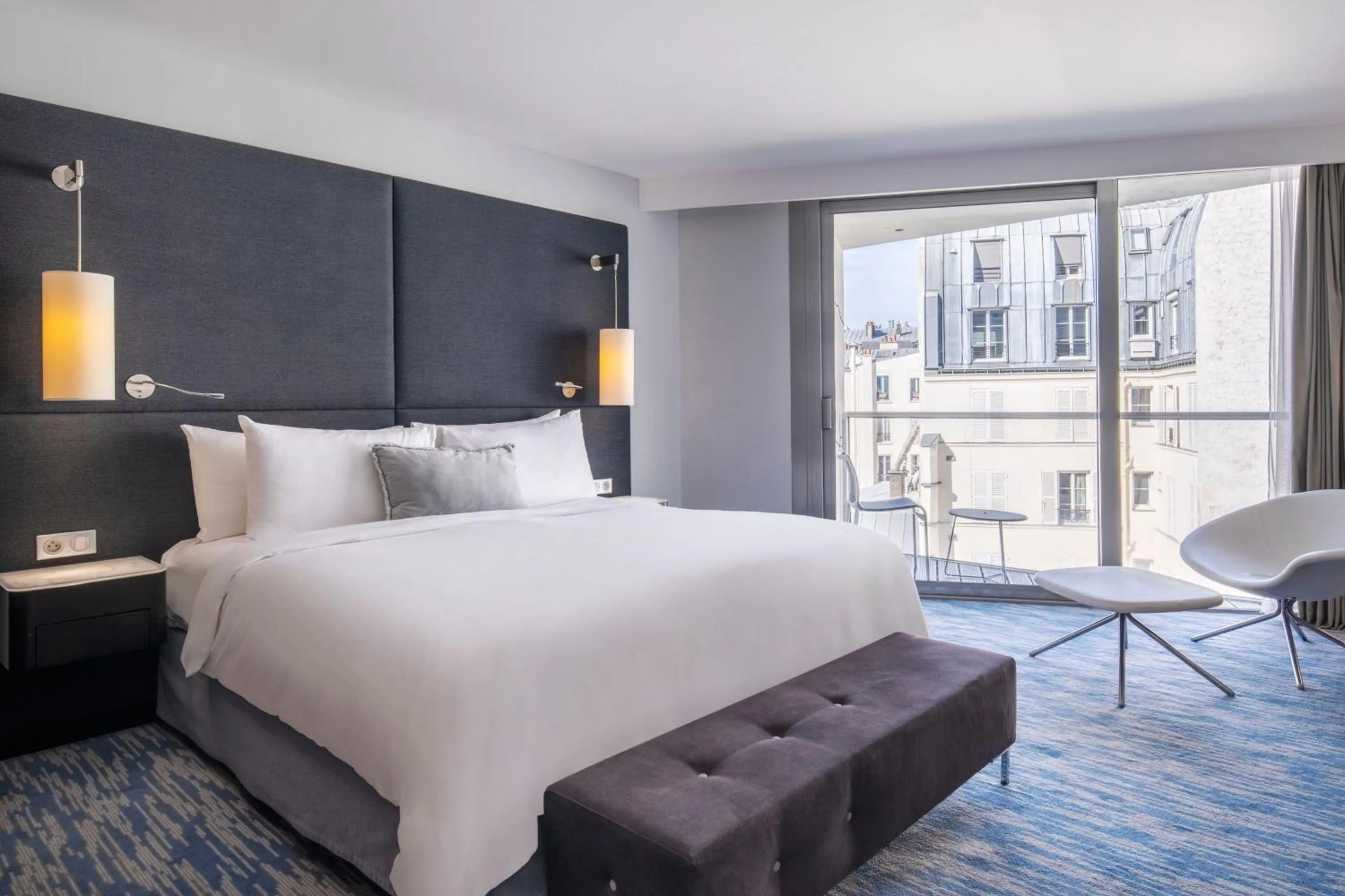 Photo of the whole room, Bed in Renaissance Paris Arc de Triomphe Hotel
