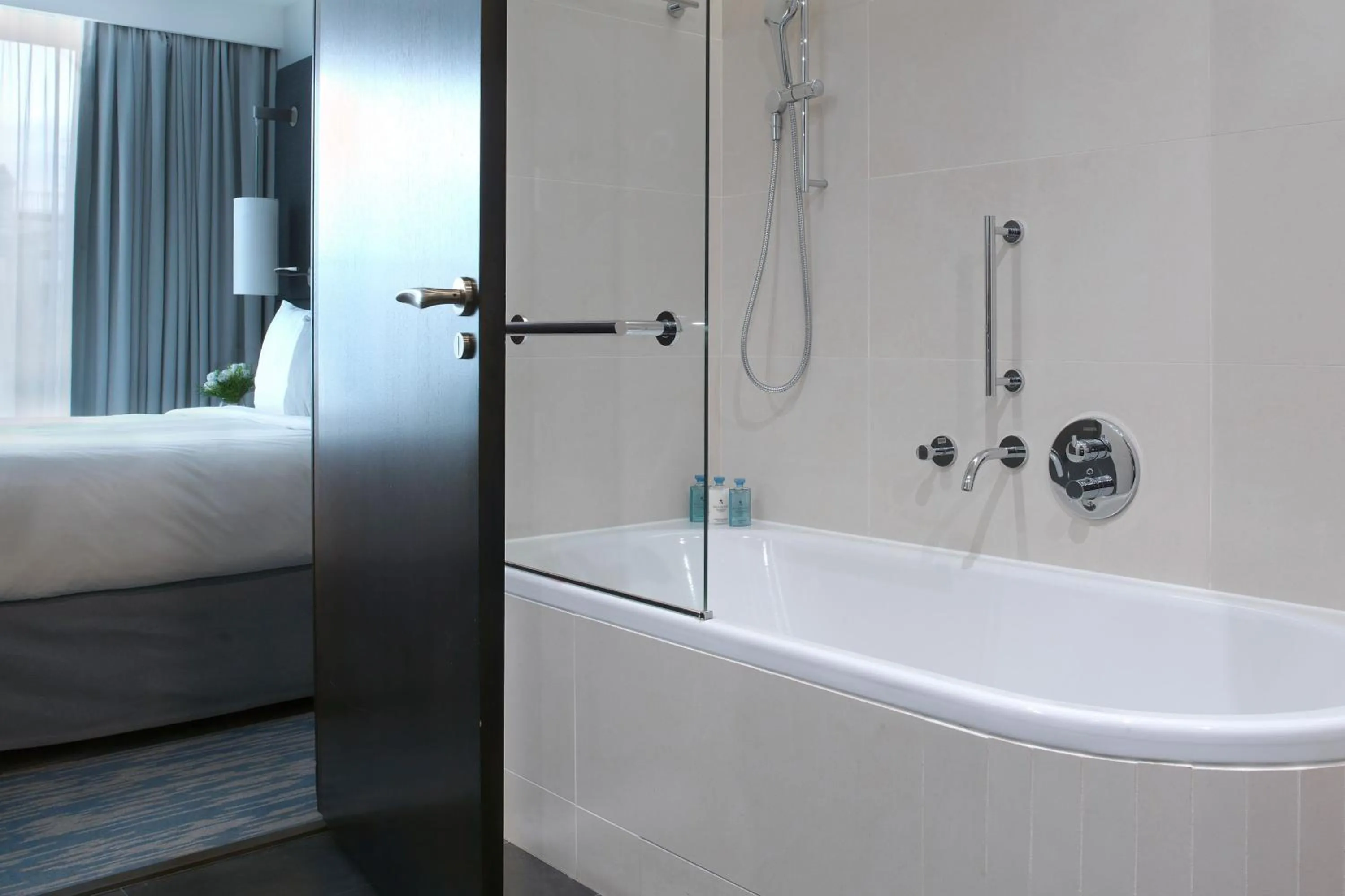 Bathroom in Renaissance Paris Arc de Triomphe Hotel