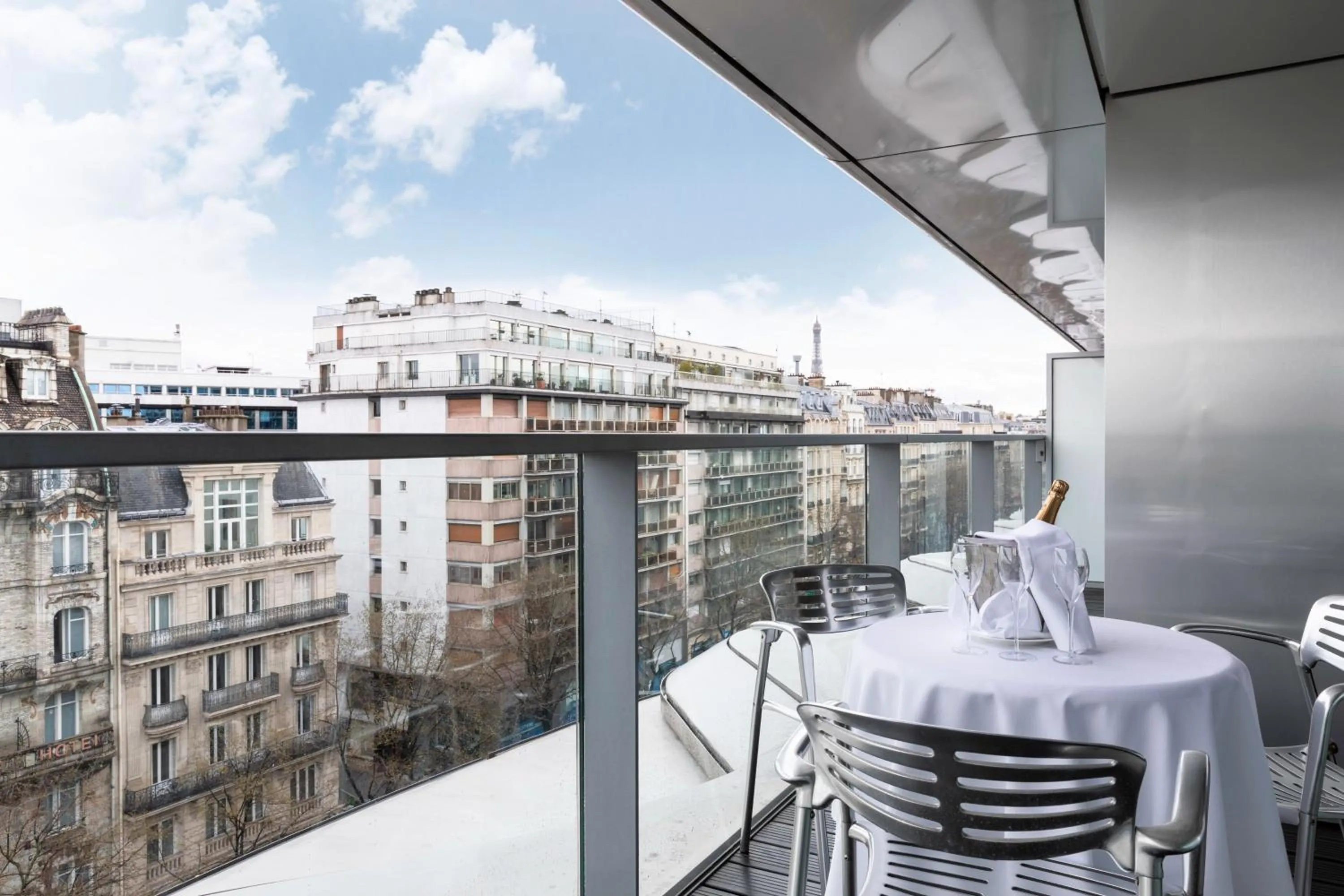 Photo of the whole room in Renaissance Paris Arc de Triomphe Hotel