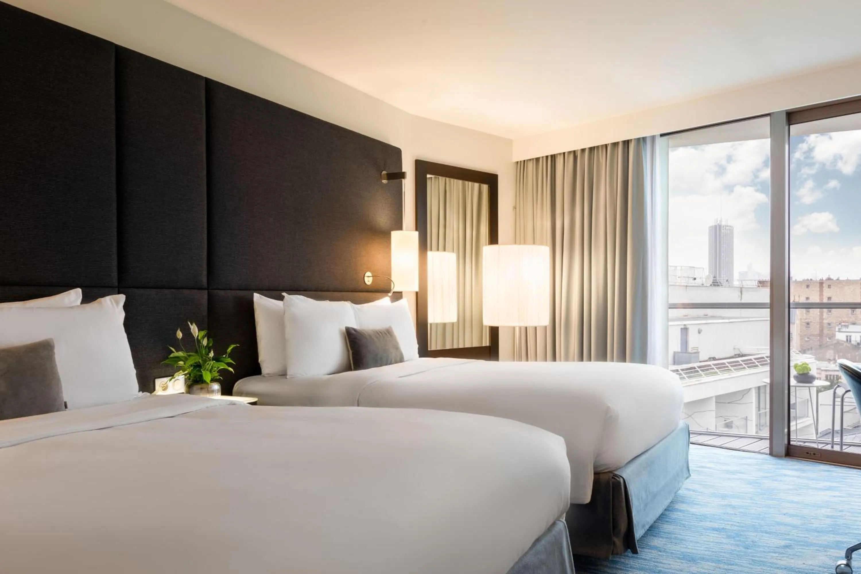 Photo of the whole room, Bed in Renaissance Paris Arc de Triomphe Hotel