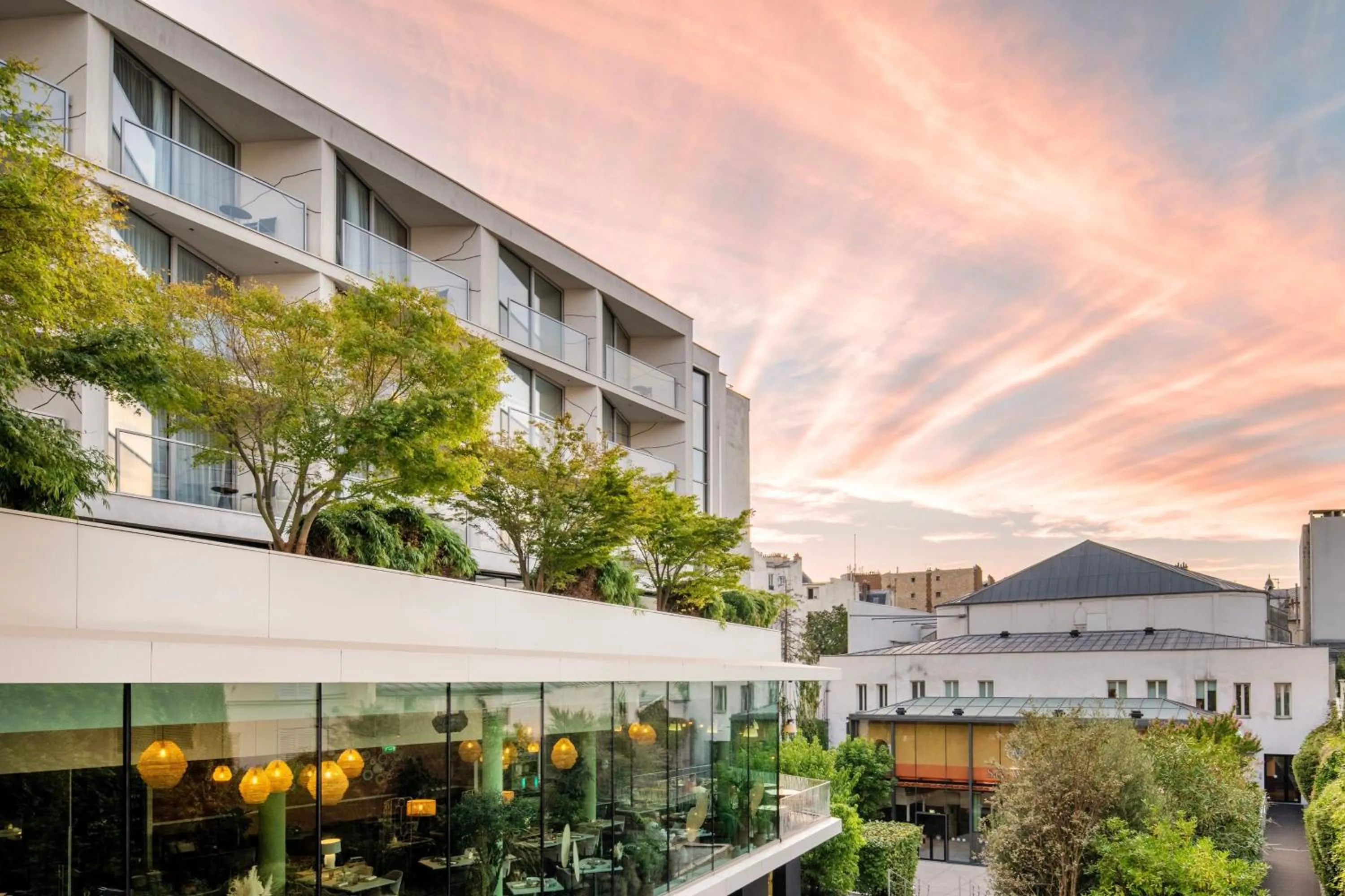 Property building in Renaissance Paris Arc de Triomphe Hotel