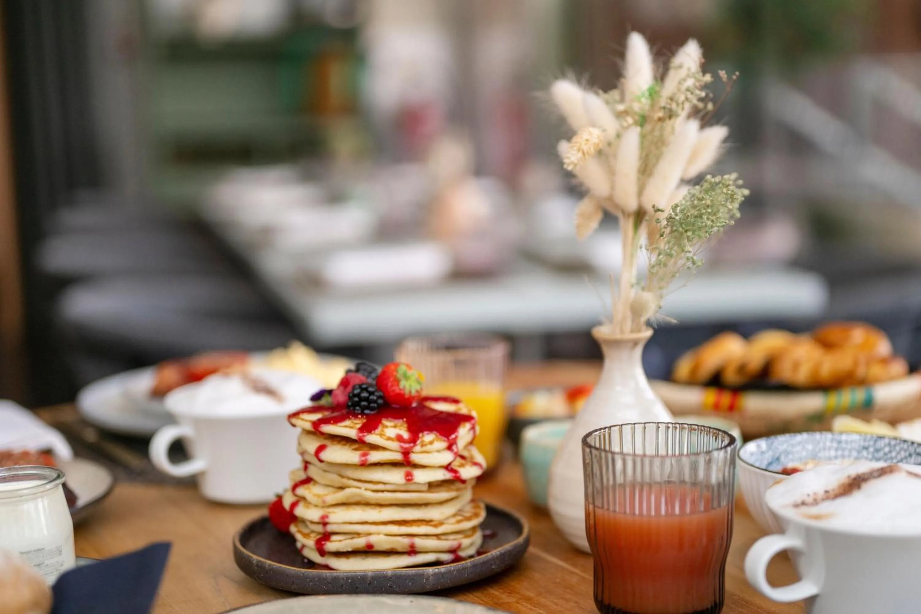 Lounge or bar in Renaissance Paris Arc de Triomphe Hotel