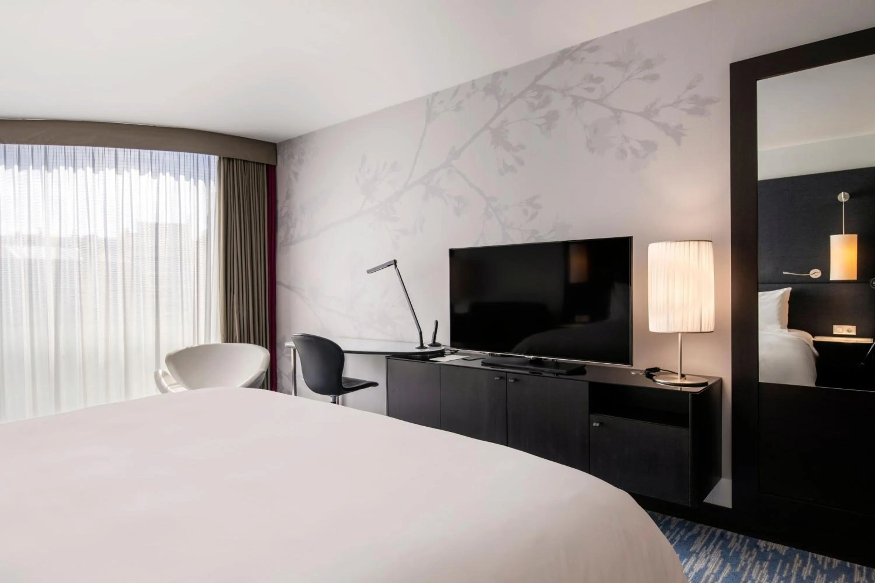 Photo of the whole room, Bed in Renaissance Paris Arc de Triomphe Hotel