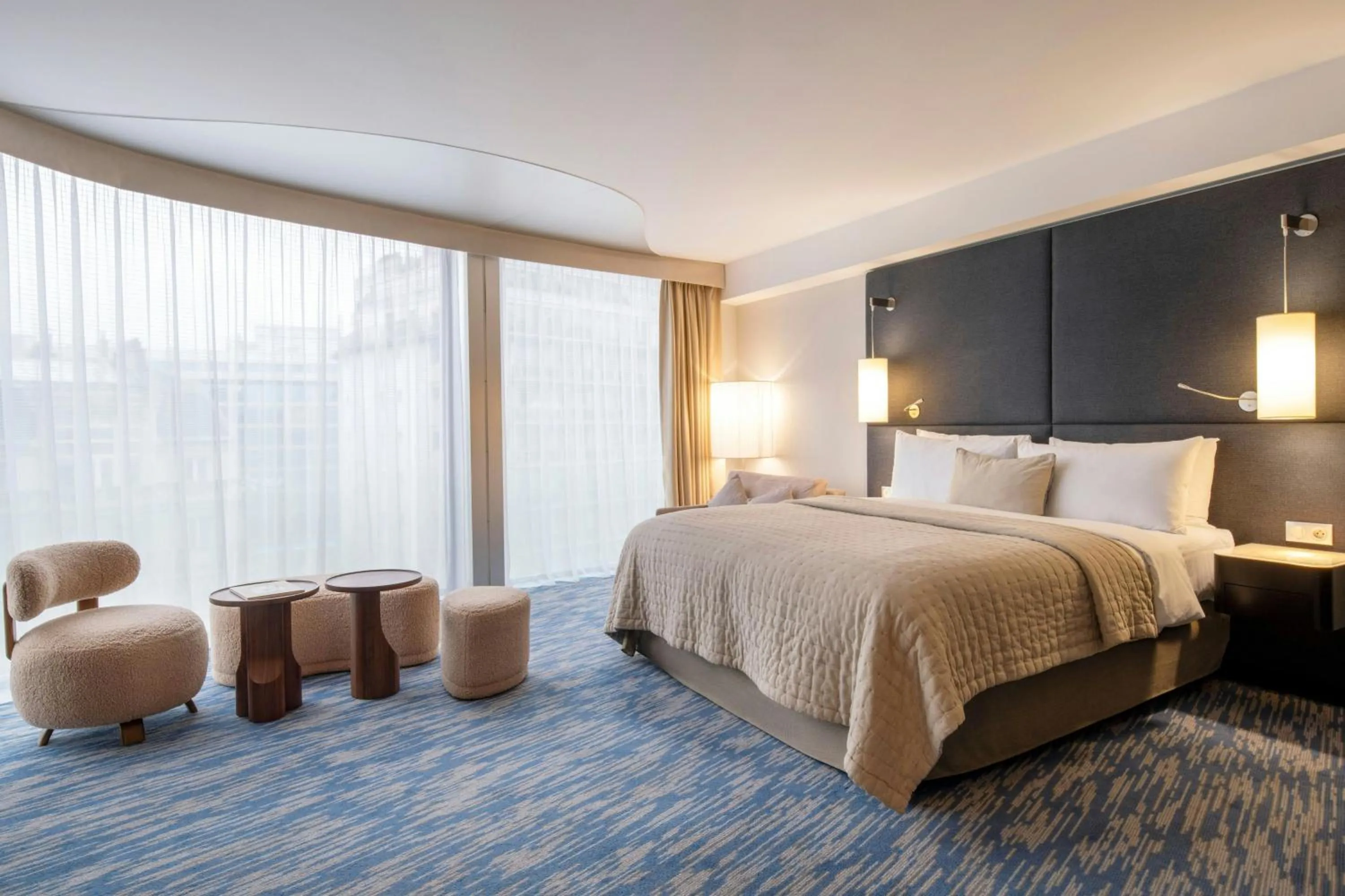 Bedroom, Bed in Renaissance Paris Arc de Triomphe Hotel