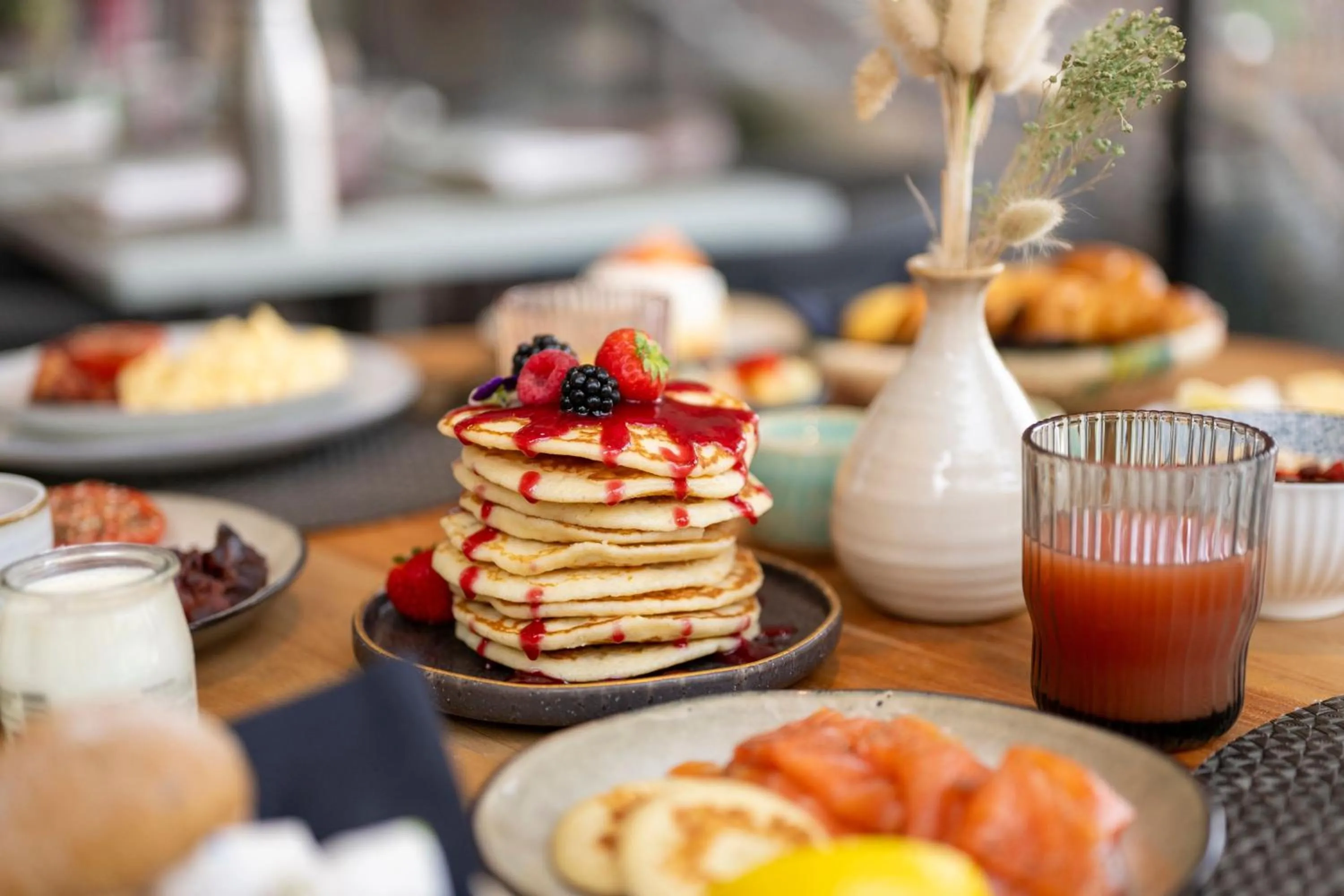 Lounge or bar in Renaissance Paris Arc de Triomphe Hotel