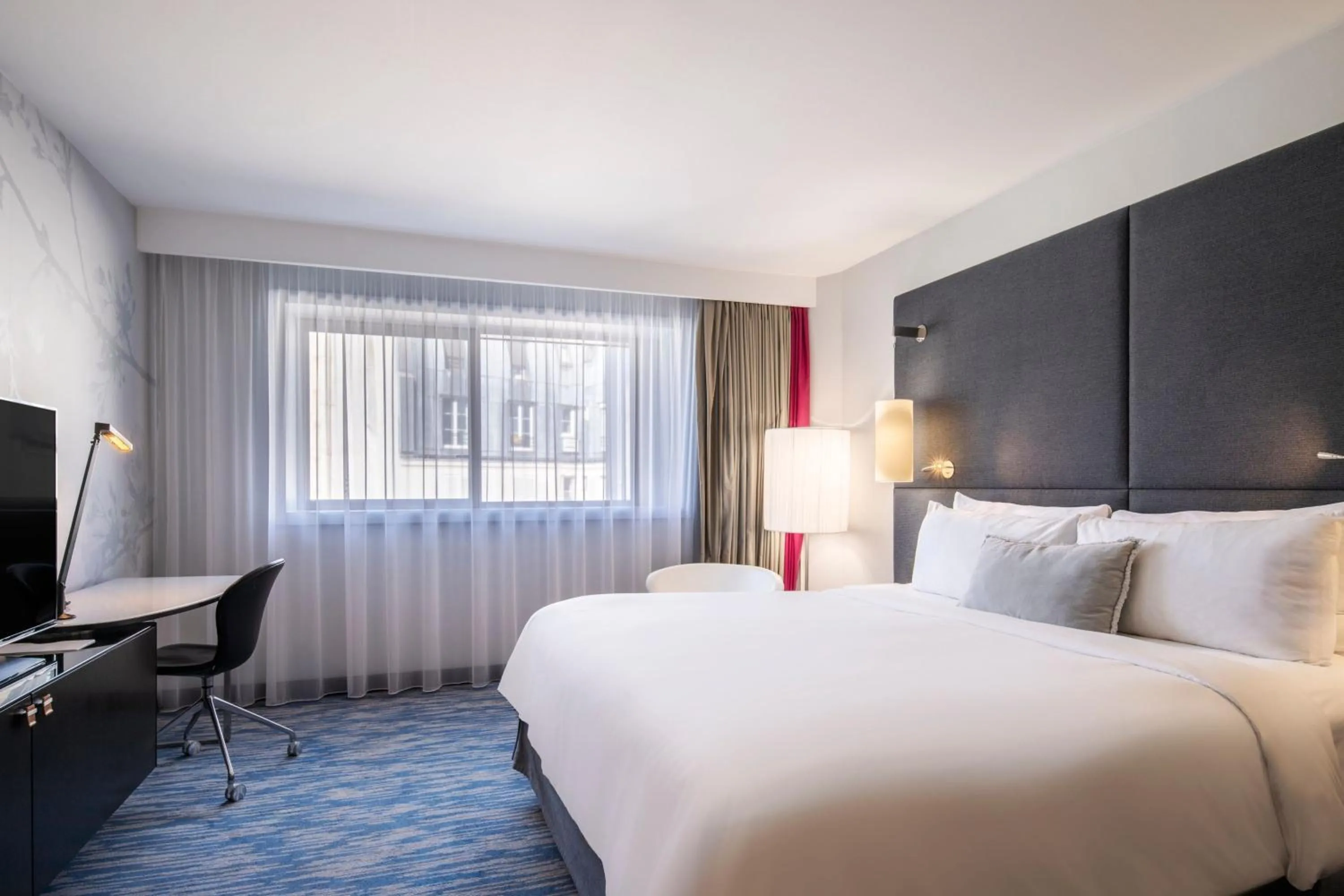 Photo of the whole room, Bed in Renaissance Paris Arc de Triomphe Hotel