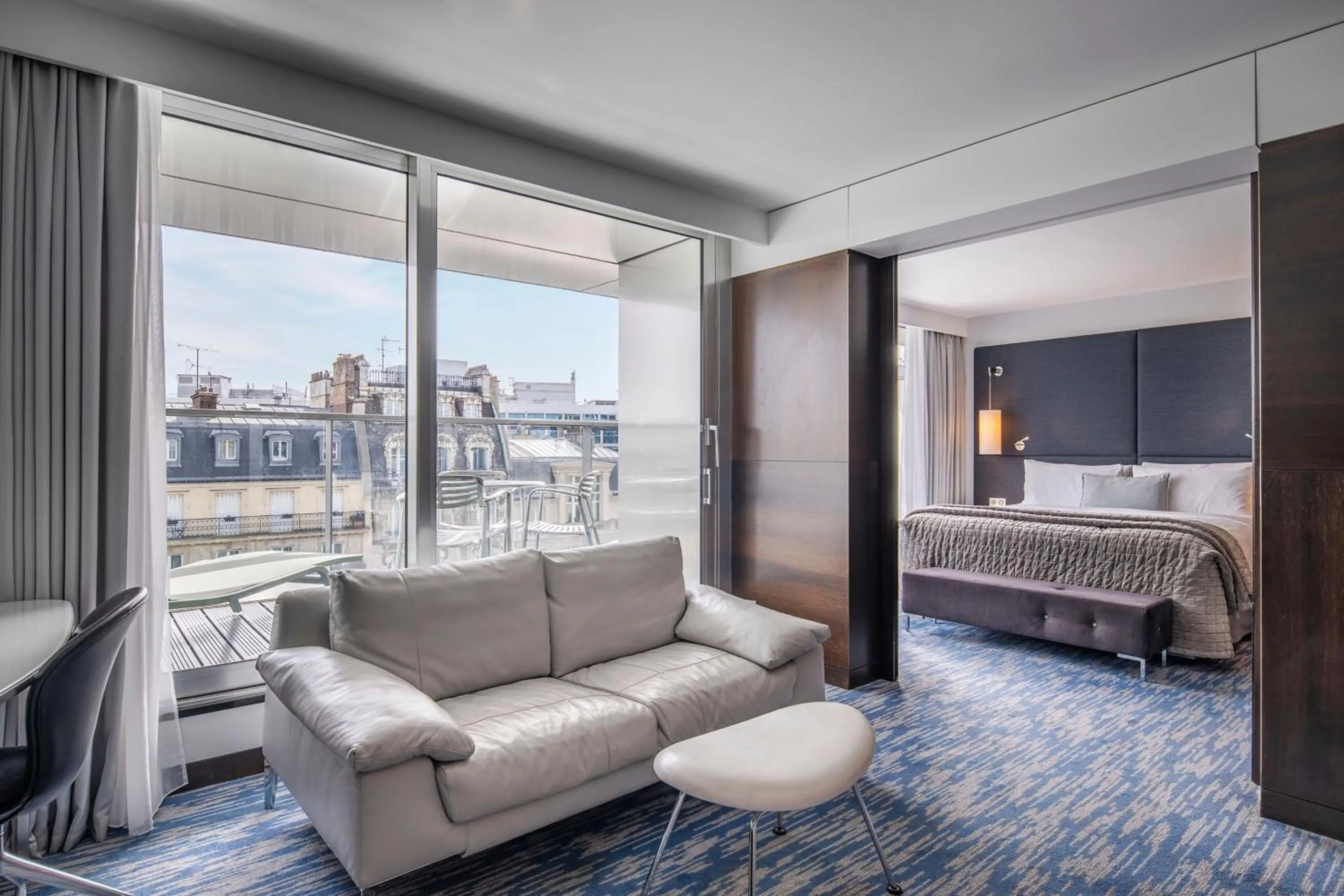 Photo of the whole room, Bed in Renaissance Paris Arc de Triomphe Hotel