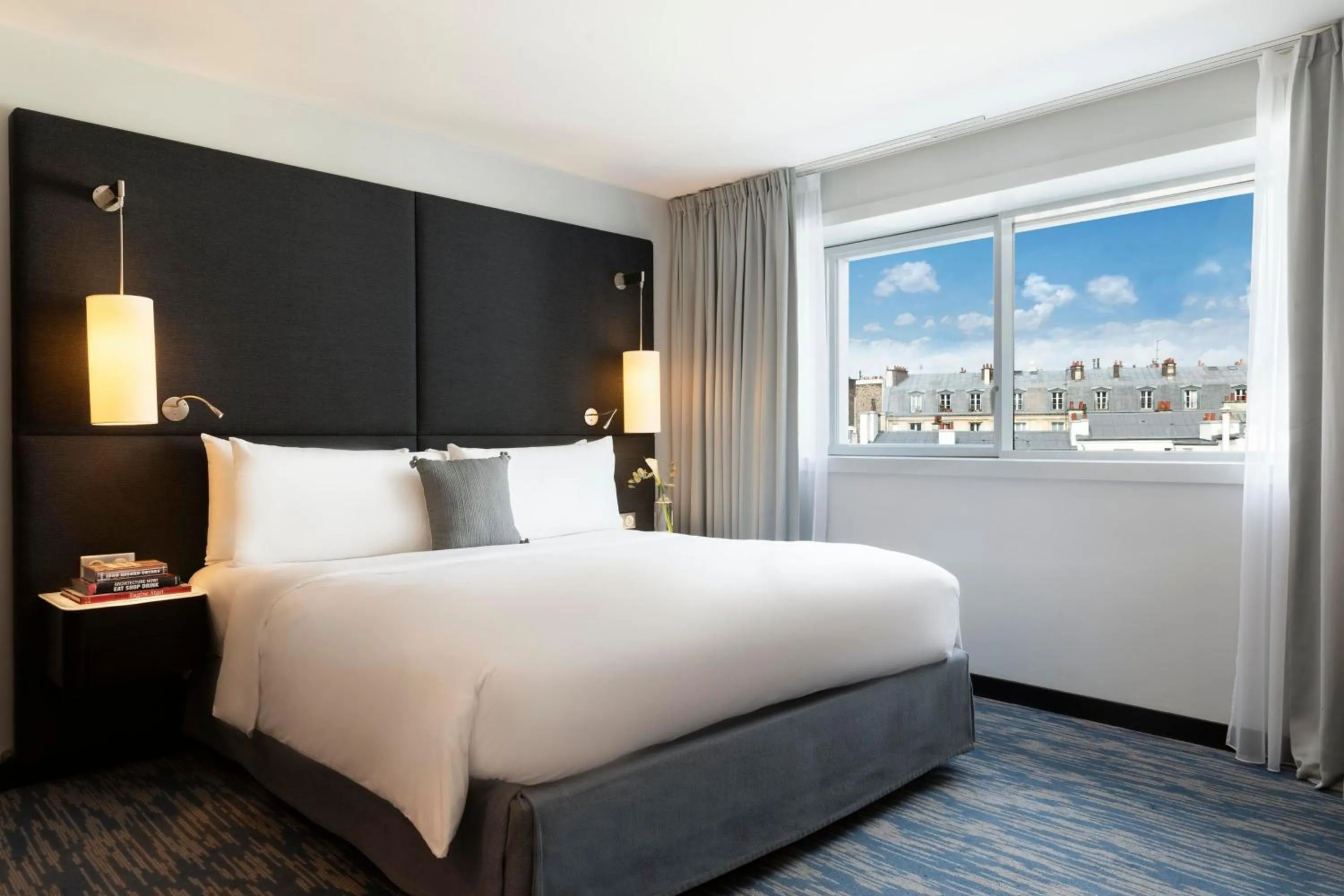 Photo of the whole room, Bed in Renaissance Paris Arc de Triomphe Hotel