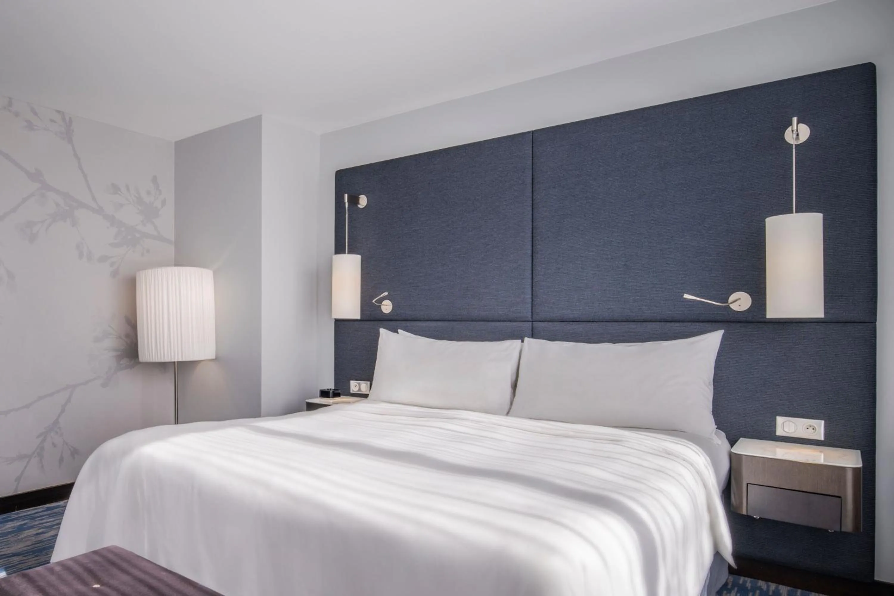 Photo of the whole room, Bed in Renaissance Paris Arc de Triomphe Hotel