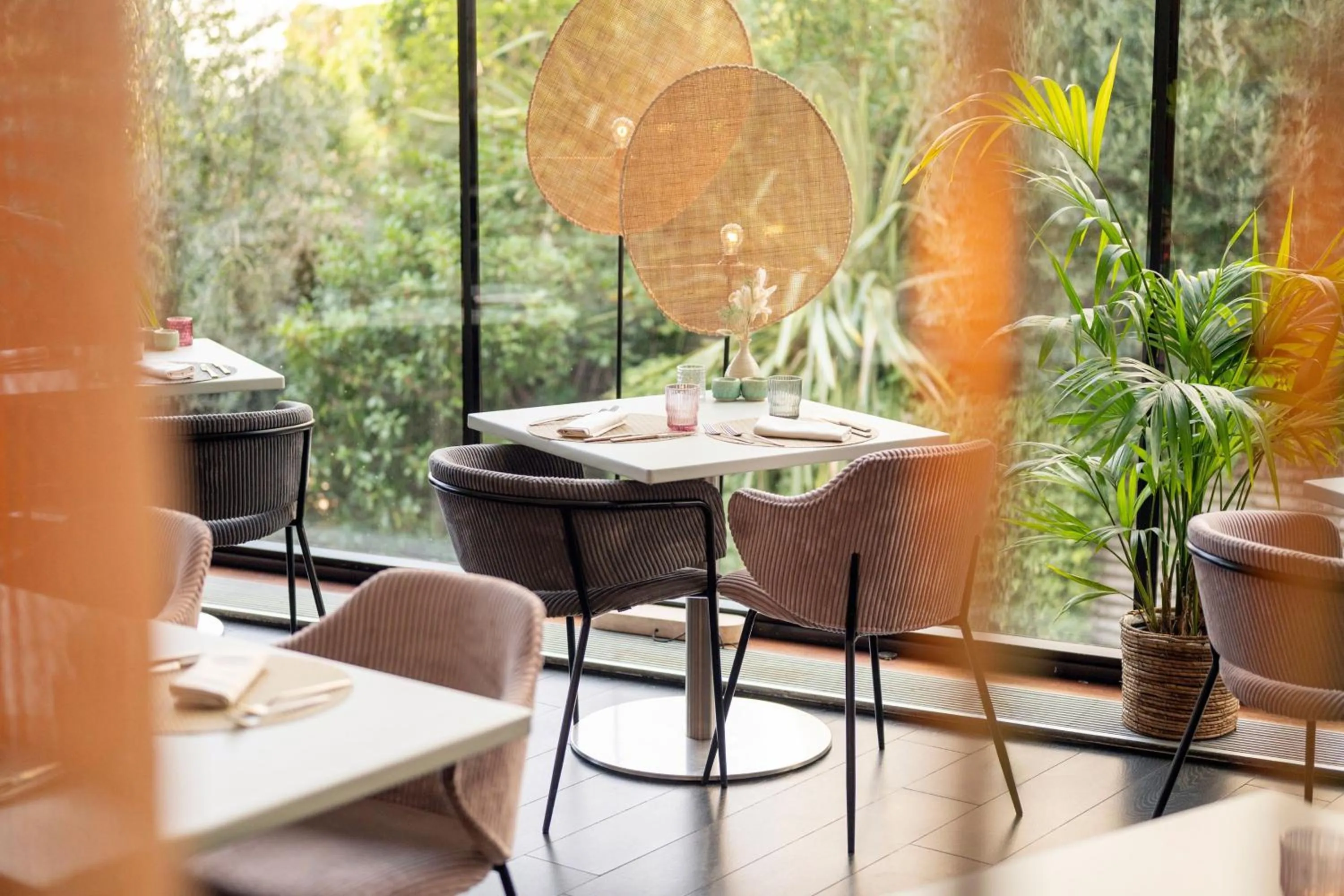 Lounge or bar in Renaissance Paris Arc de Triomphe Hotel