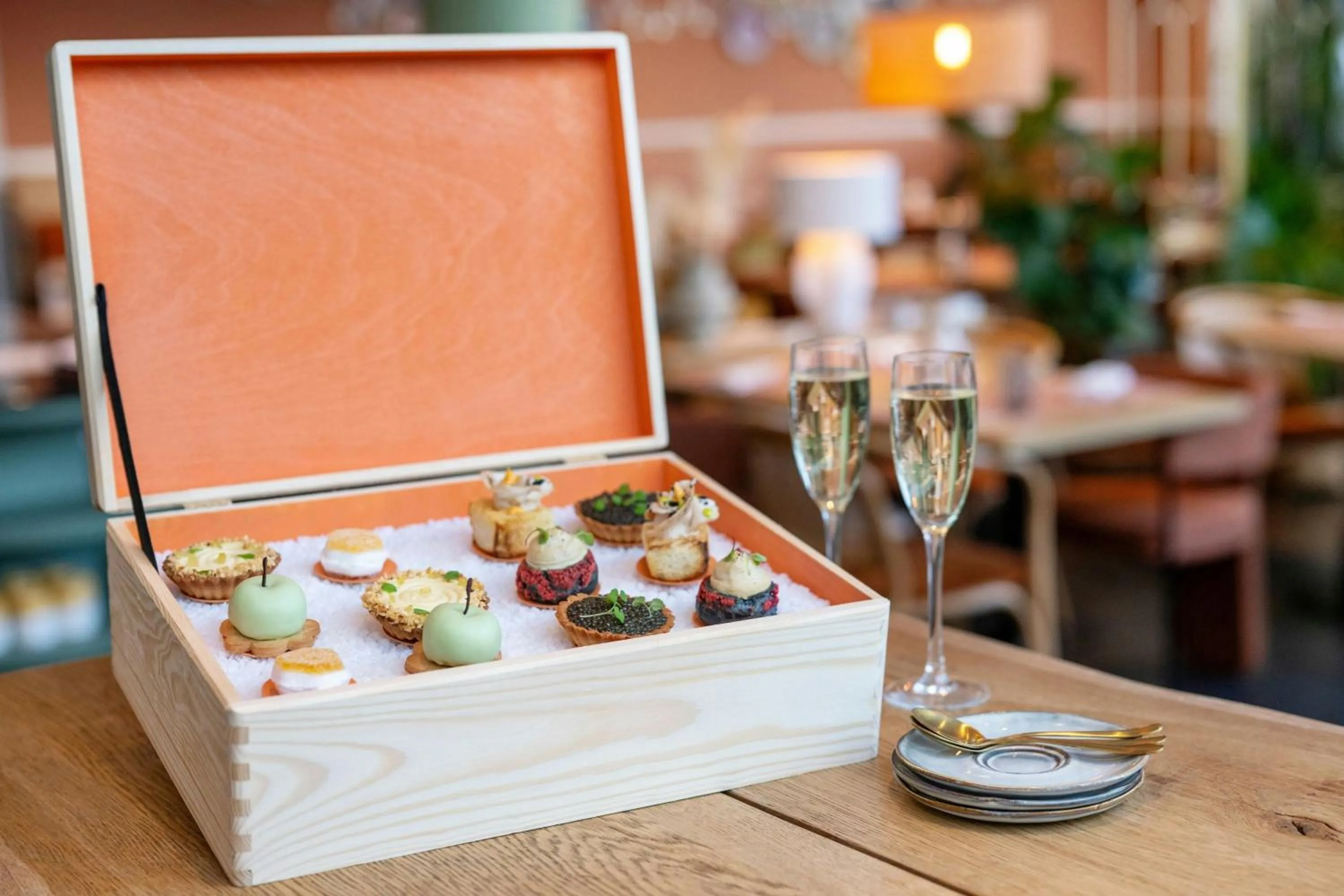 Restaurant/places to eat in Renaissance Paris Arc de Triomphe Hotel