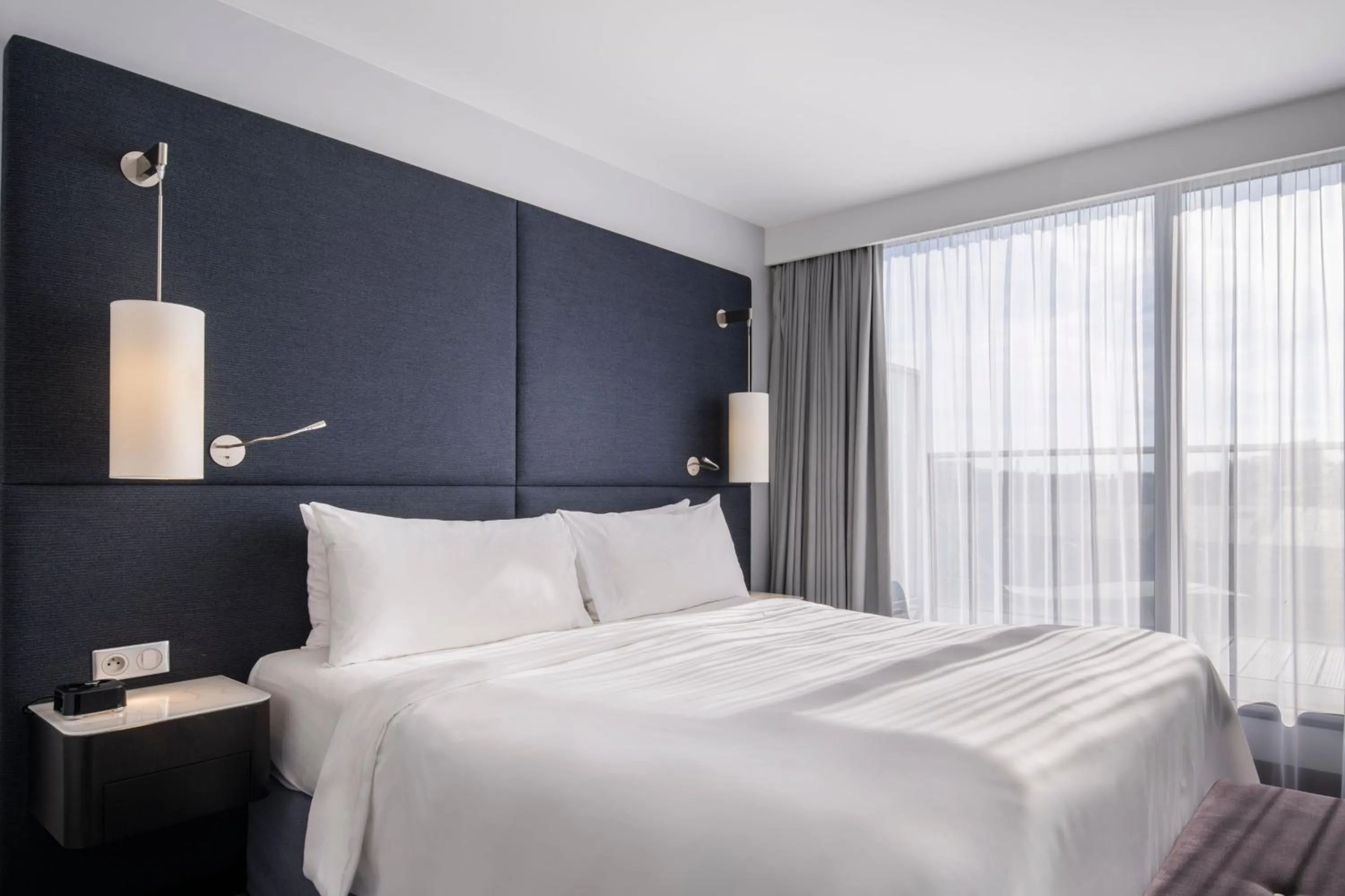 Photo of the whole room, Bed in Renaissance Paris Arc de Triomphe Hotel