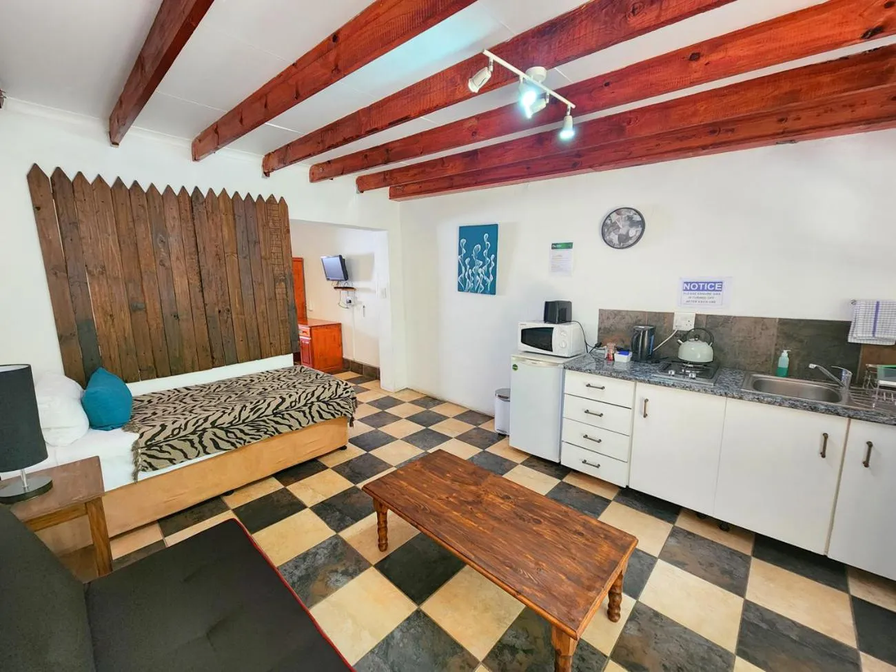 Seating area, Bed in Pine Valley