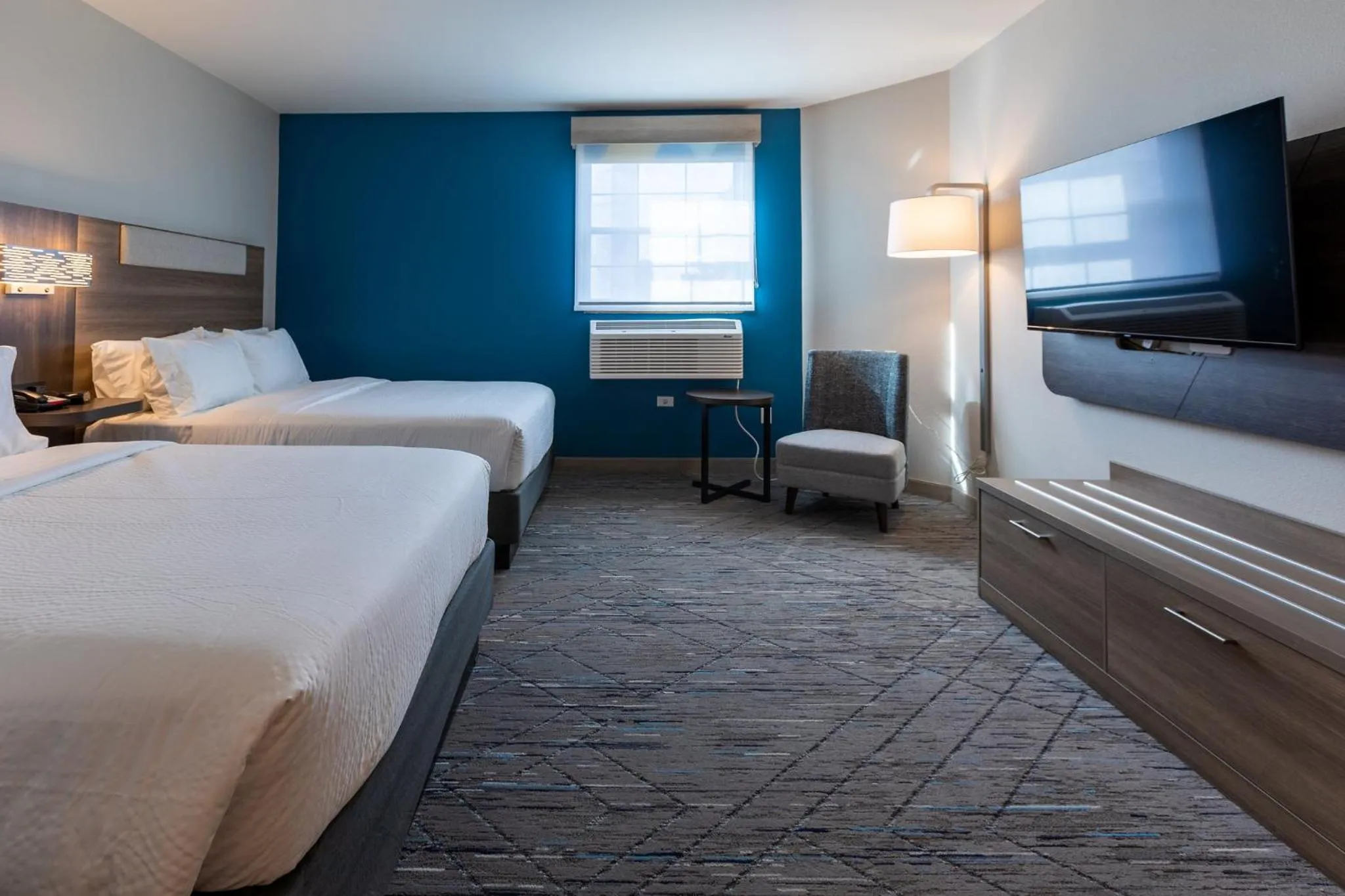Photo of the whole room, Bed in Holiday Inn Express & Suites Englewood - Denver South by IHG