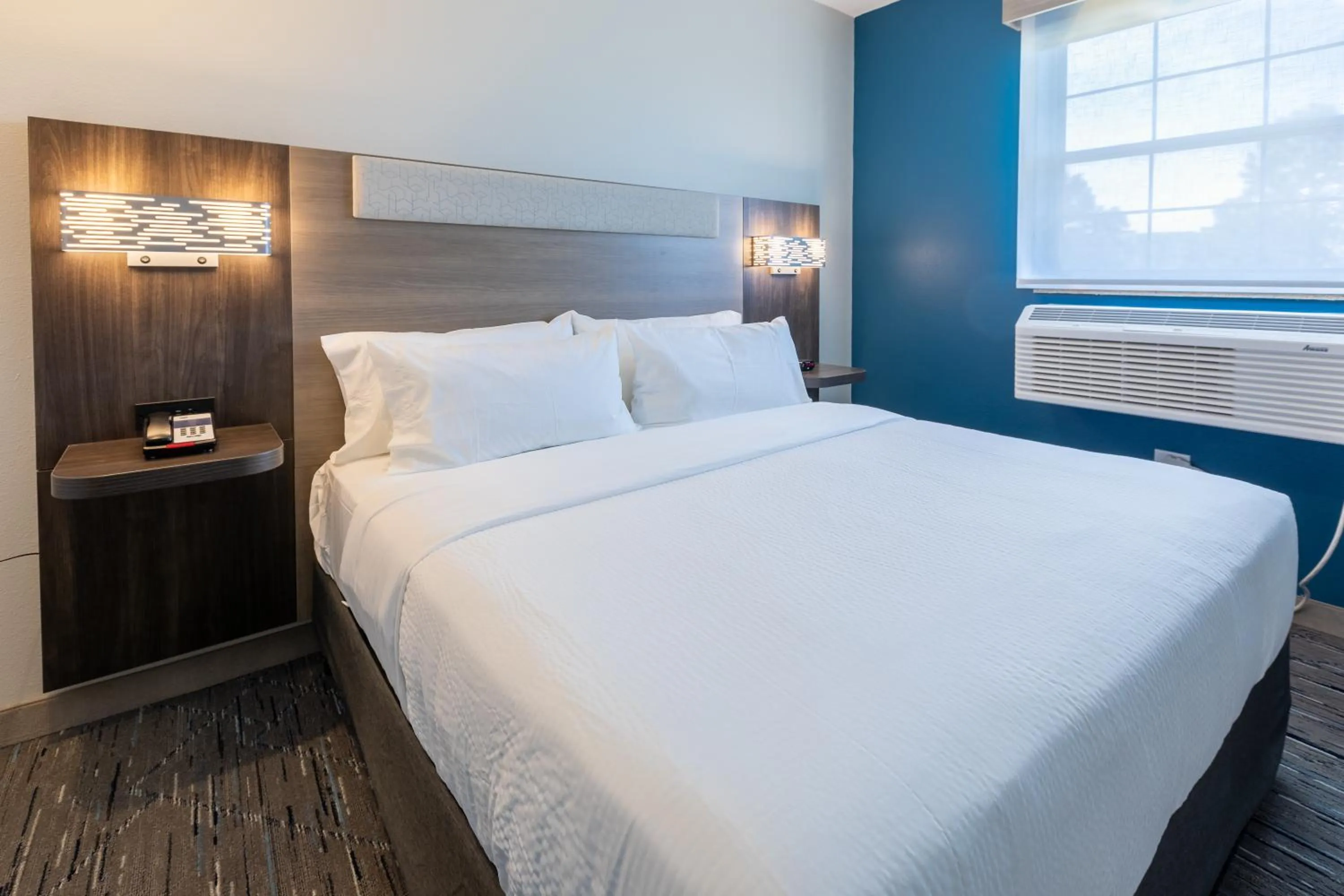 Bedroom, Bed in Holiday Inn Express & Suites Englewood - Denver South by IHG