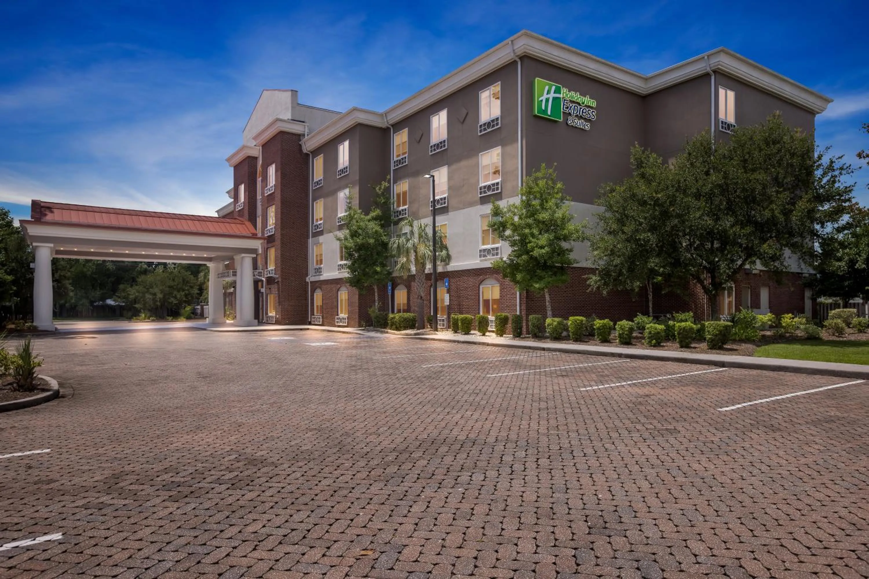 Property building in Holiday Inn Express Hotel & Suites Savannah Midtown by IHG