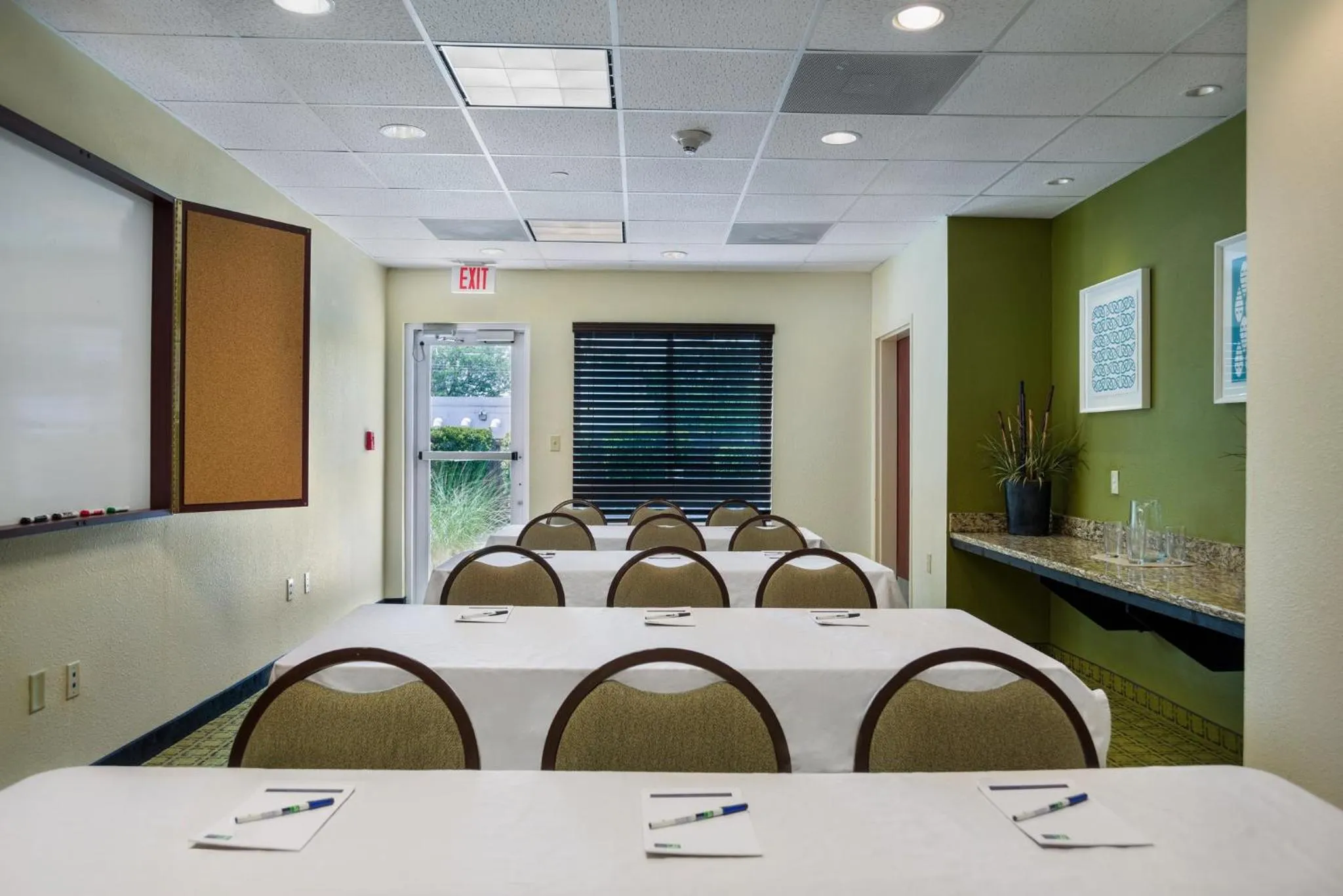 Meeting/conference room in Holiday Inn Express Hotel & Suites Savannah Midtown by IHG