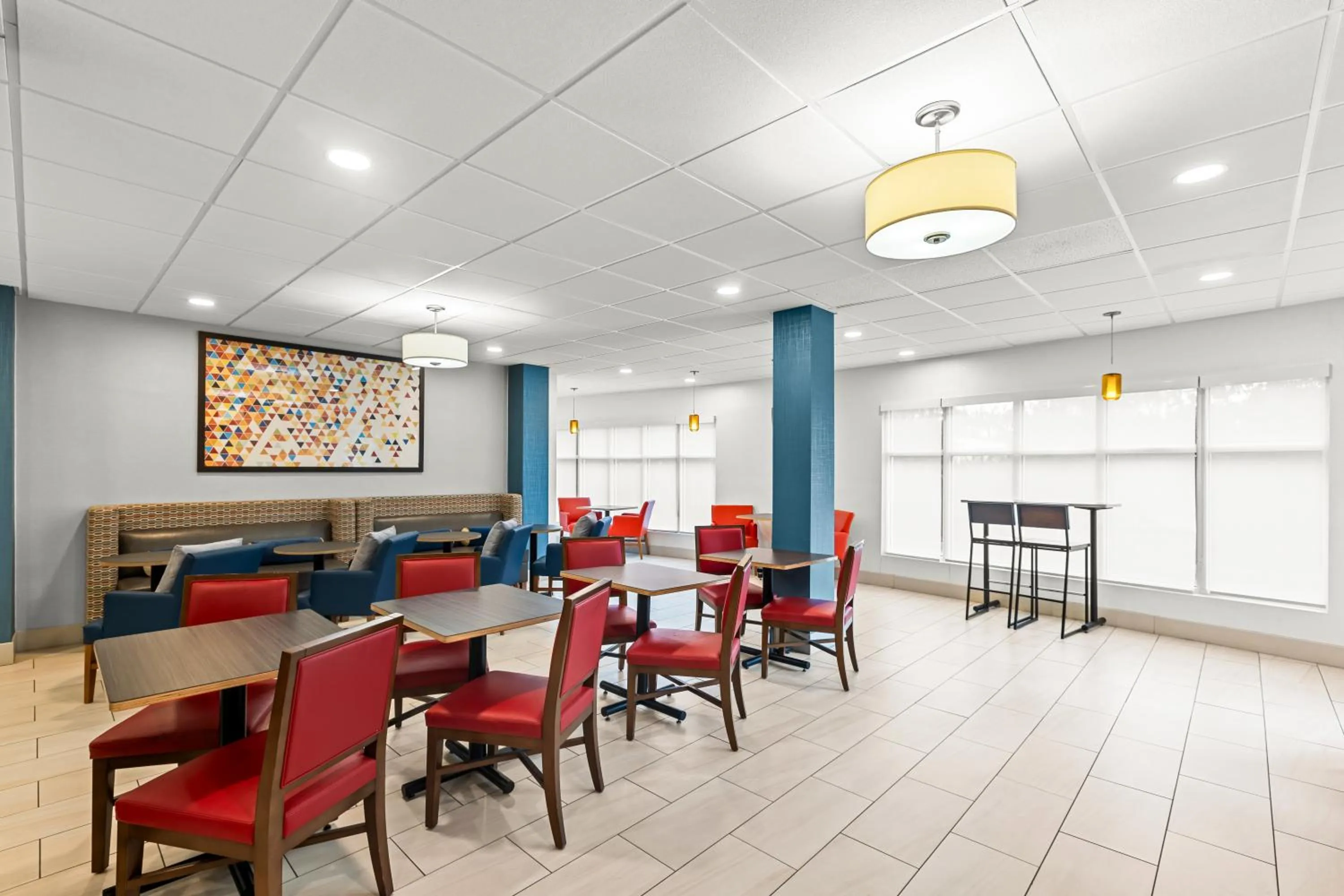 Seating area in Holiday Inn Express Hotel & Suites Savannah Midtown by IHG